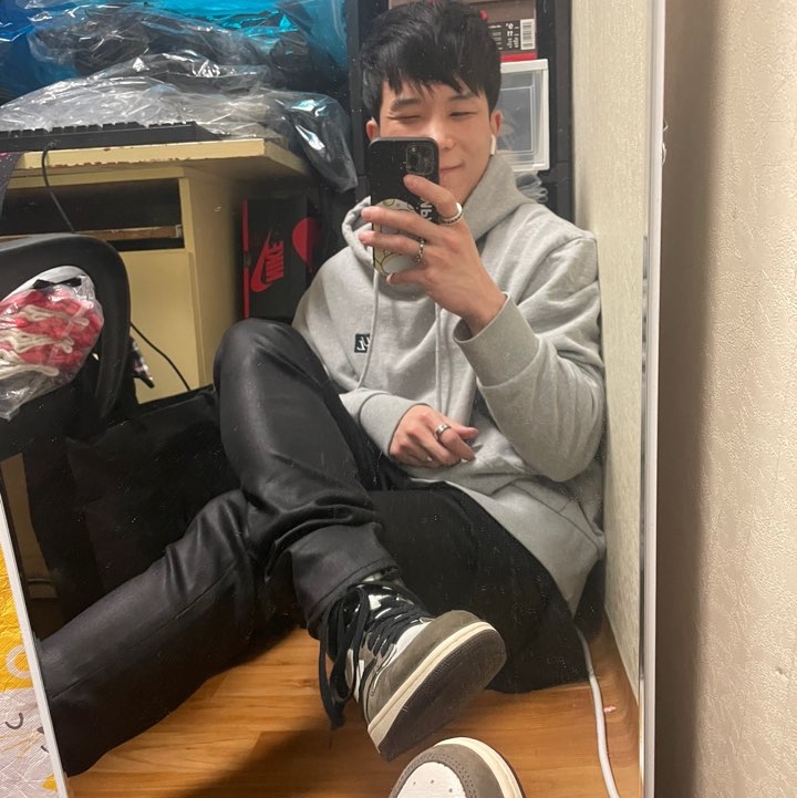 Jordan 1 x Travis Scott Retro High OG SP Mocha 착용 스타일 - 1