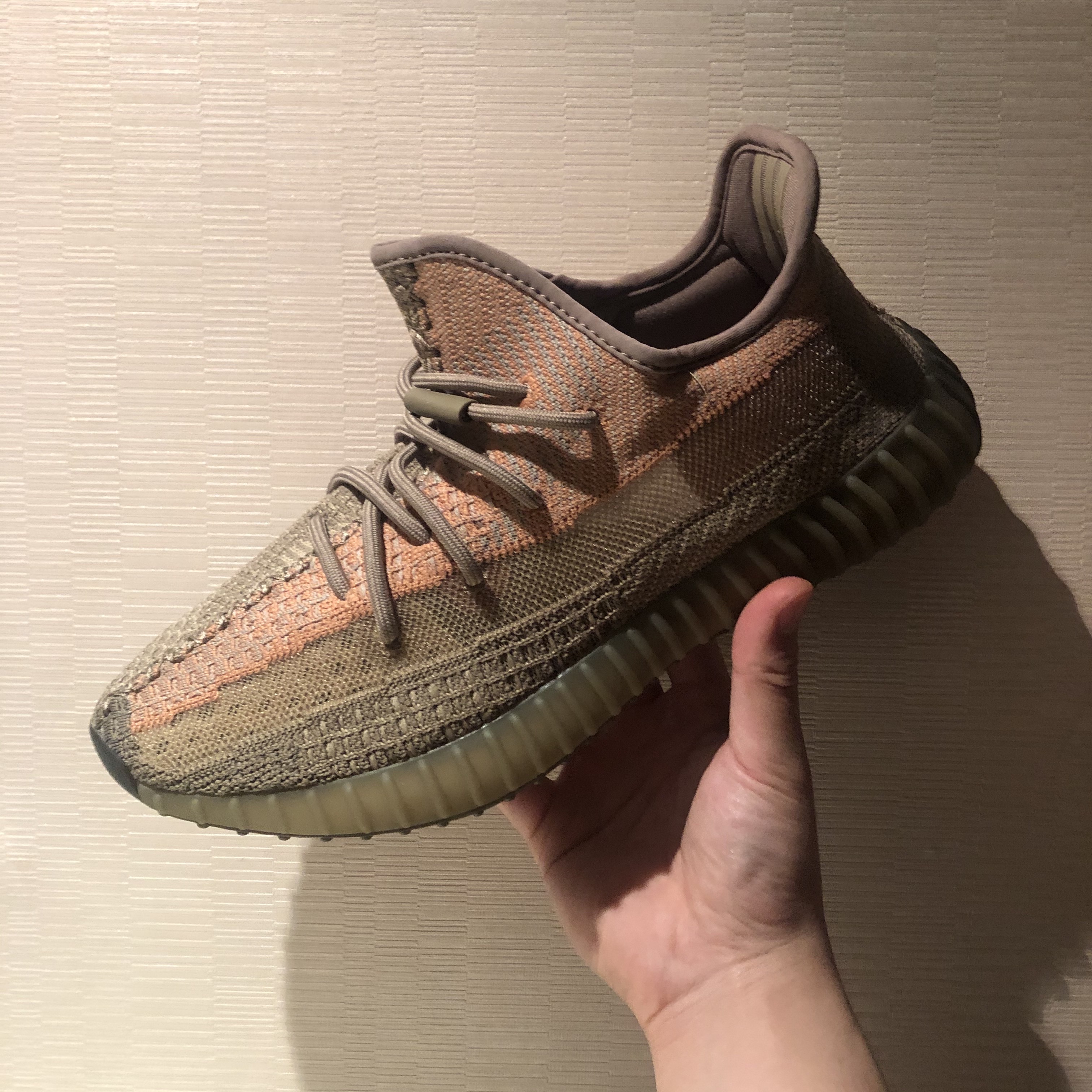 Adidas Yeezy Boost 350 V2 Sand Taupe 착용 스타일