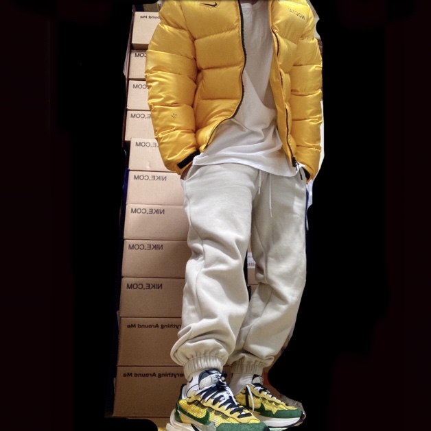 Nike x Sacai VaporWaffle Tour Yellow & Gorge Green Sail, Nike x Drake Nocta Puffer Jacket University Gold - Asia 착용 스타일