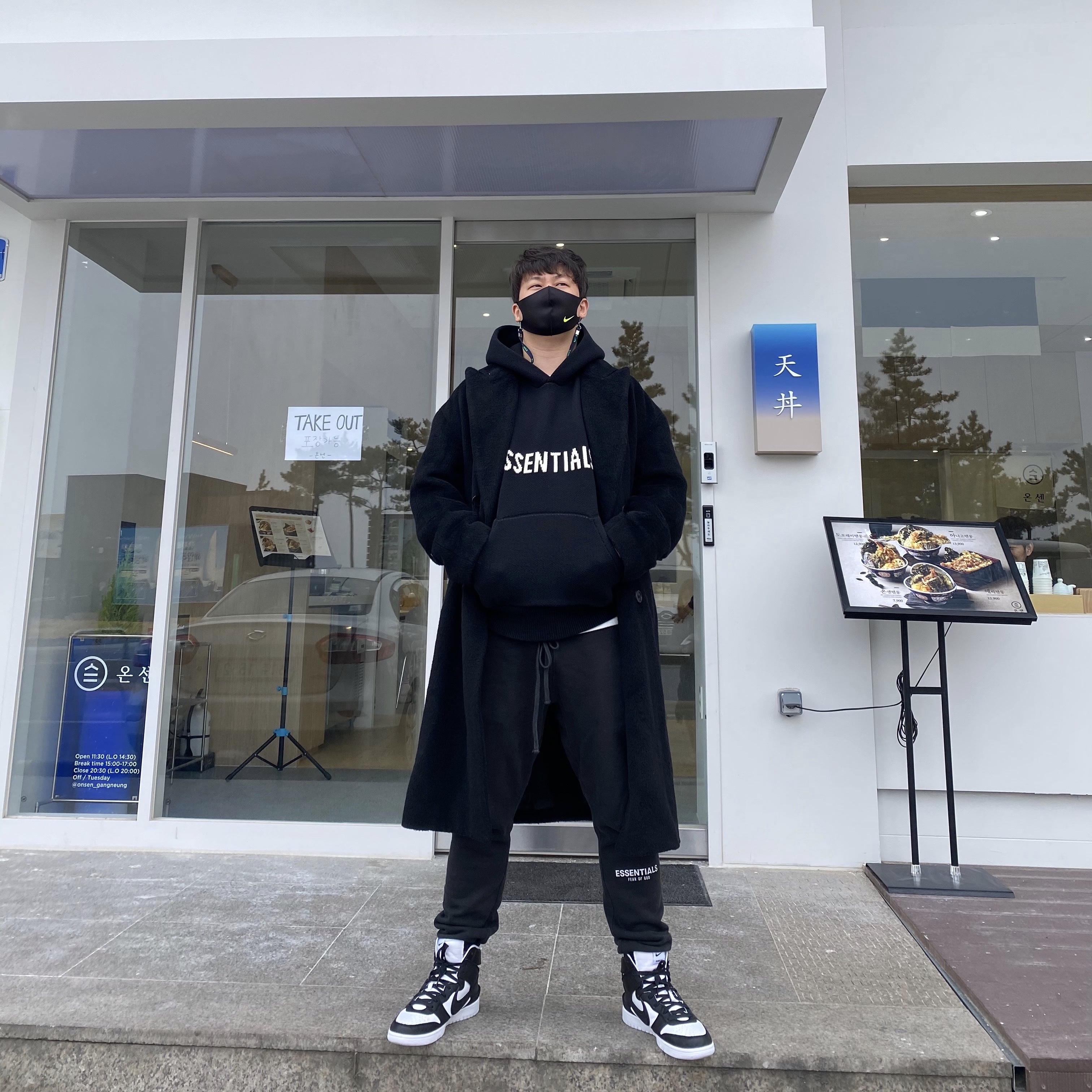 Essentials Sweatpants Dark Slate/Black 2020, Essentials Knit Hoodie Black - 20FW 착용 스타일 - 2