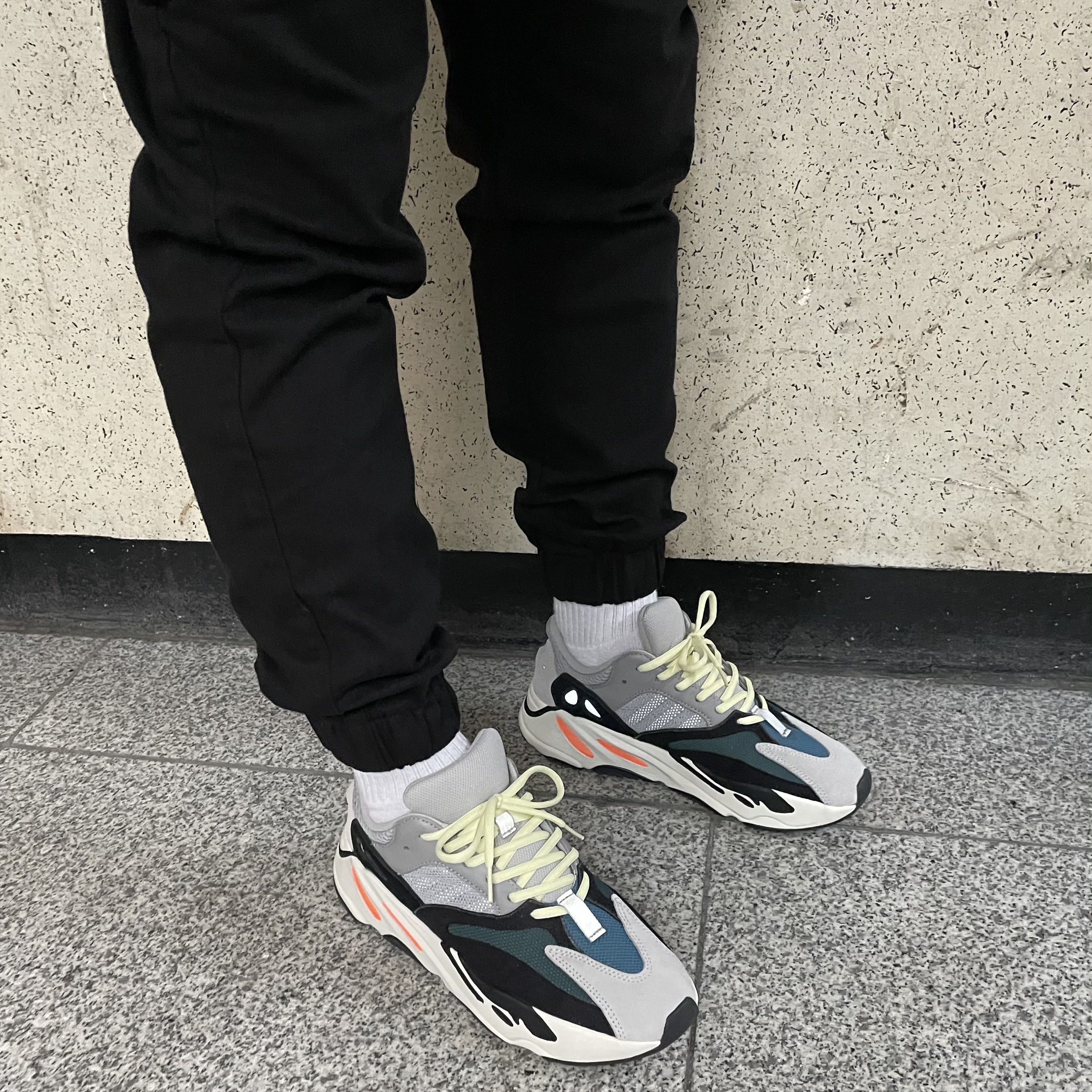 Adidas Yeezy Boost 700 Wave Runner Solid Grey 2017/2019 착용 스타일