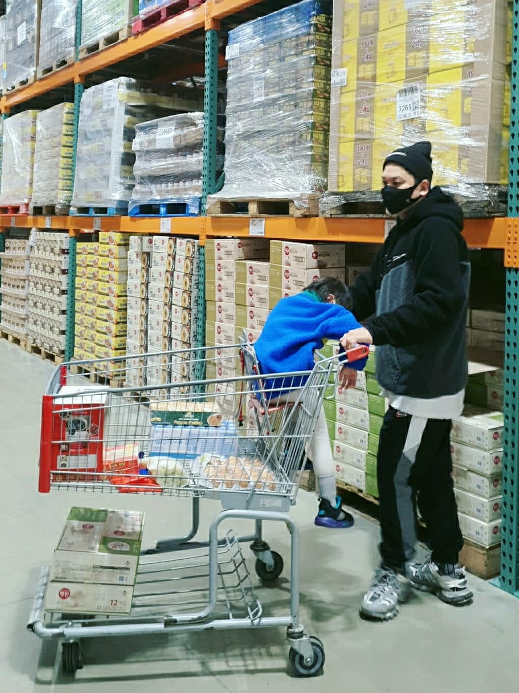 Balenciaga Track Sneakers Grey White 2019, Nike x Stussy Cuff Beanie 착용 스타일 - 2
