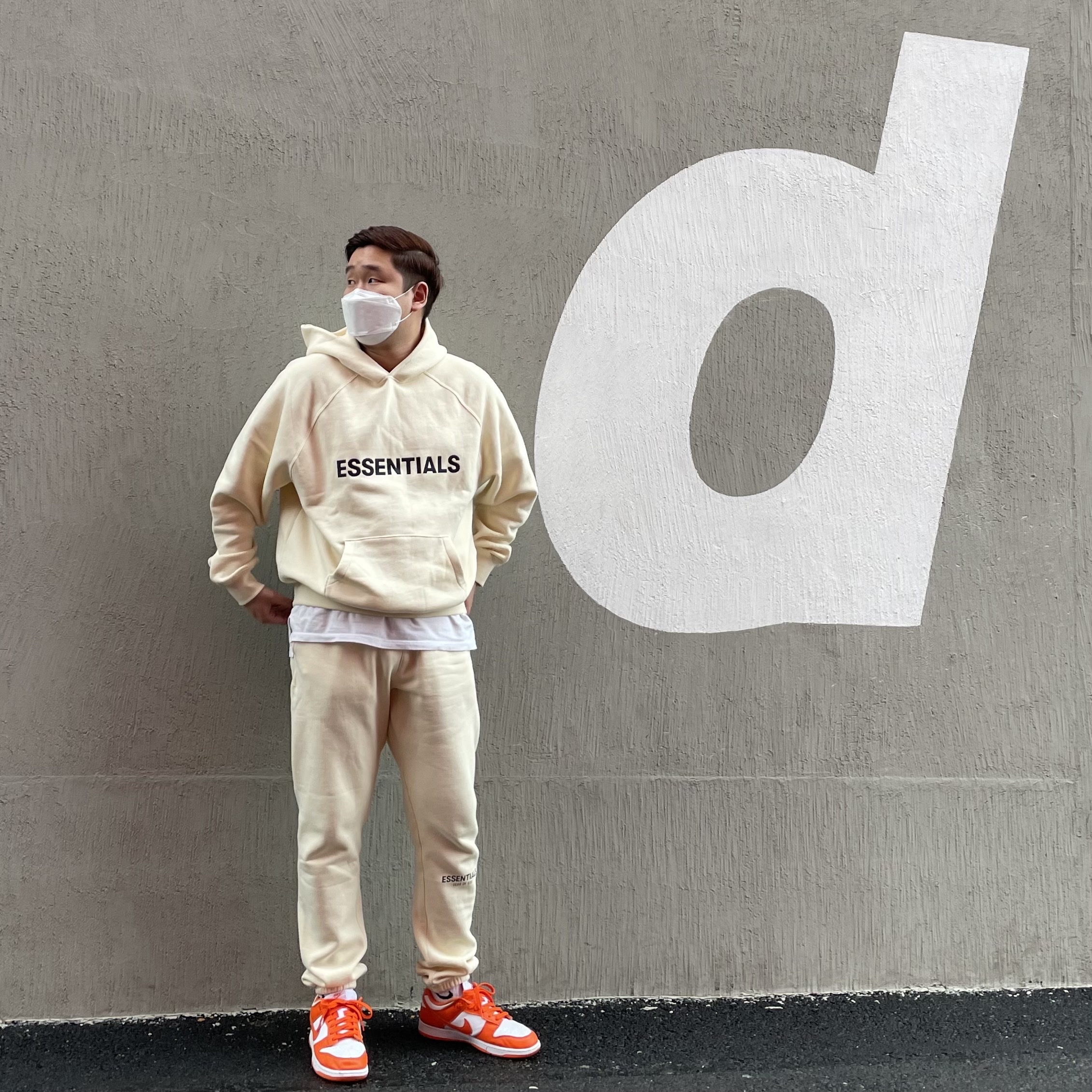 Essentials 3D Silicon Applique Pullover Hoodie Buttercream 2020, Essentials Sweatpants Buttercream 2020 착용 스타일