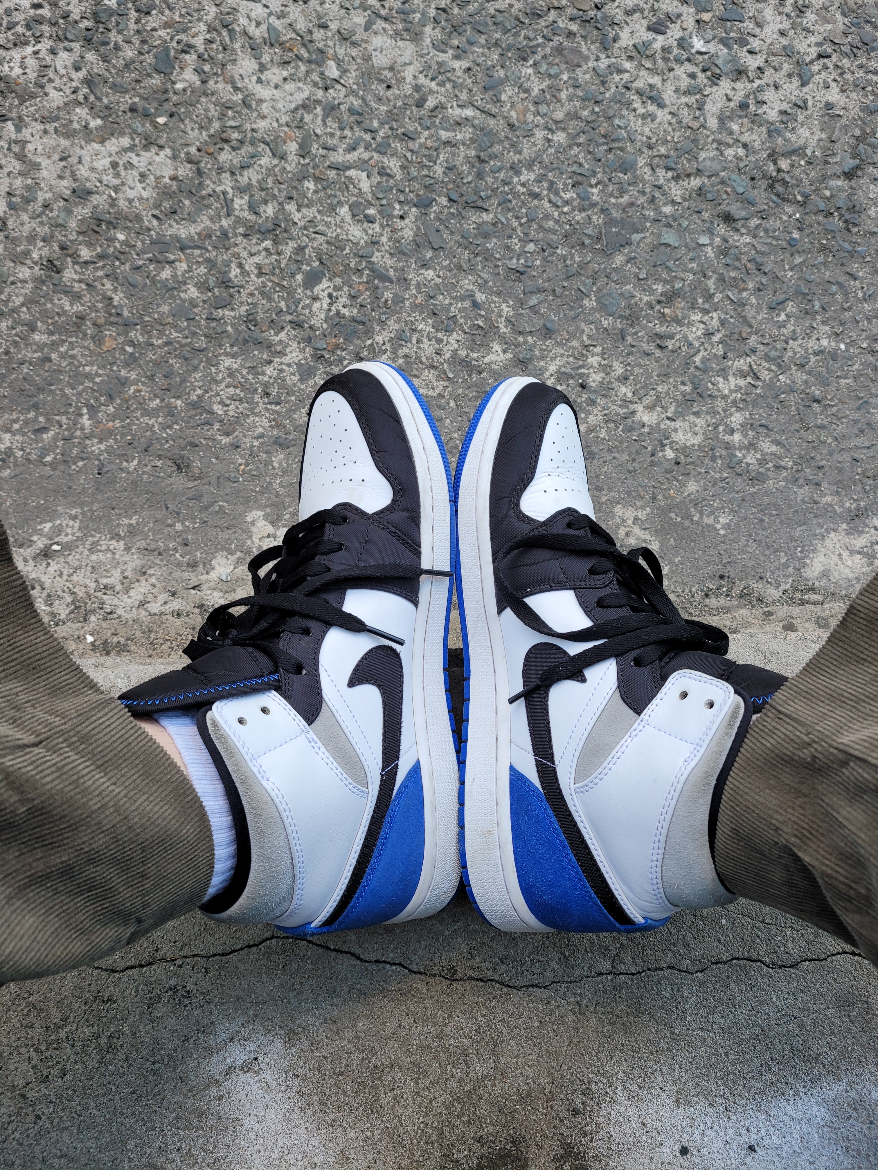 Jordan 1 Mid SE Hyper Royal 착용 스타일