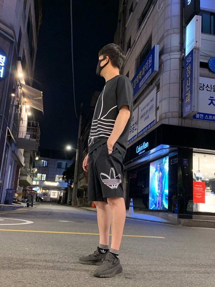 Adidas Yeezy Boost 350 V2 Black - Reflective 착용 스타일