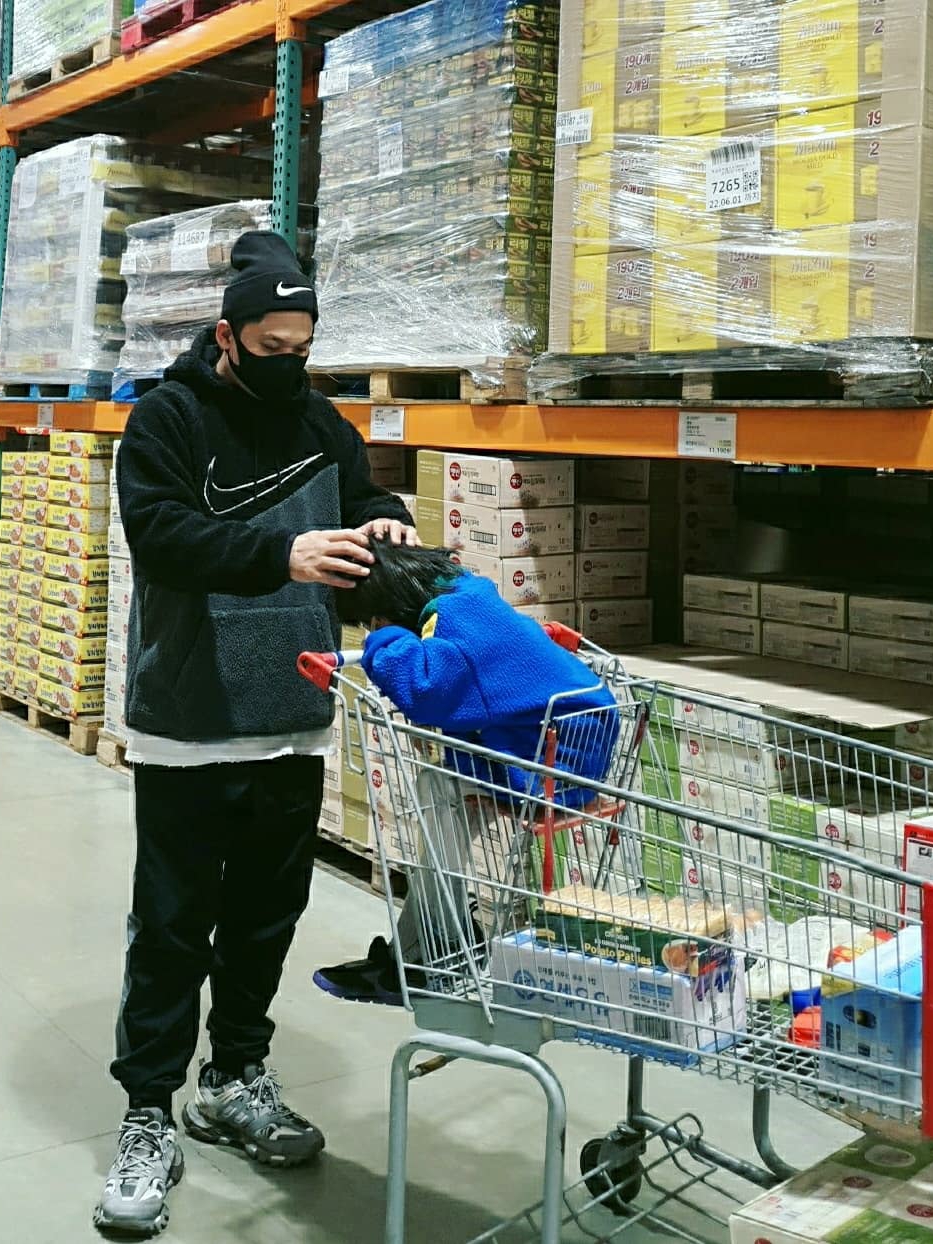 Balenciaga Track Sneakers Grey White 2019, Nike x Stussy Cuff Beanie 착용 스타일 - 1