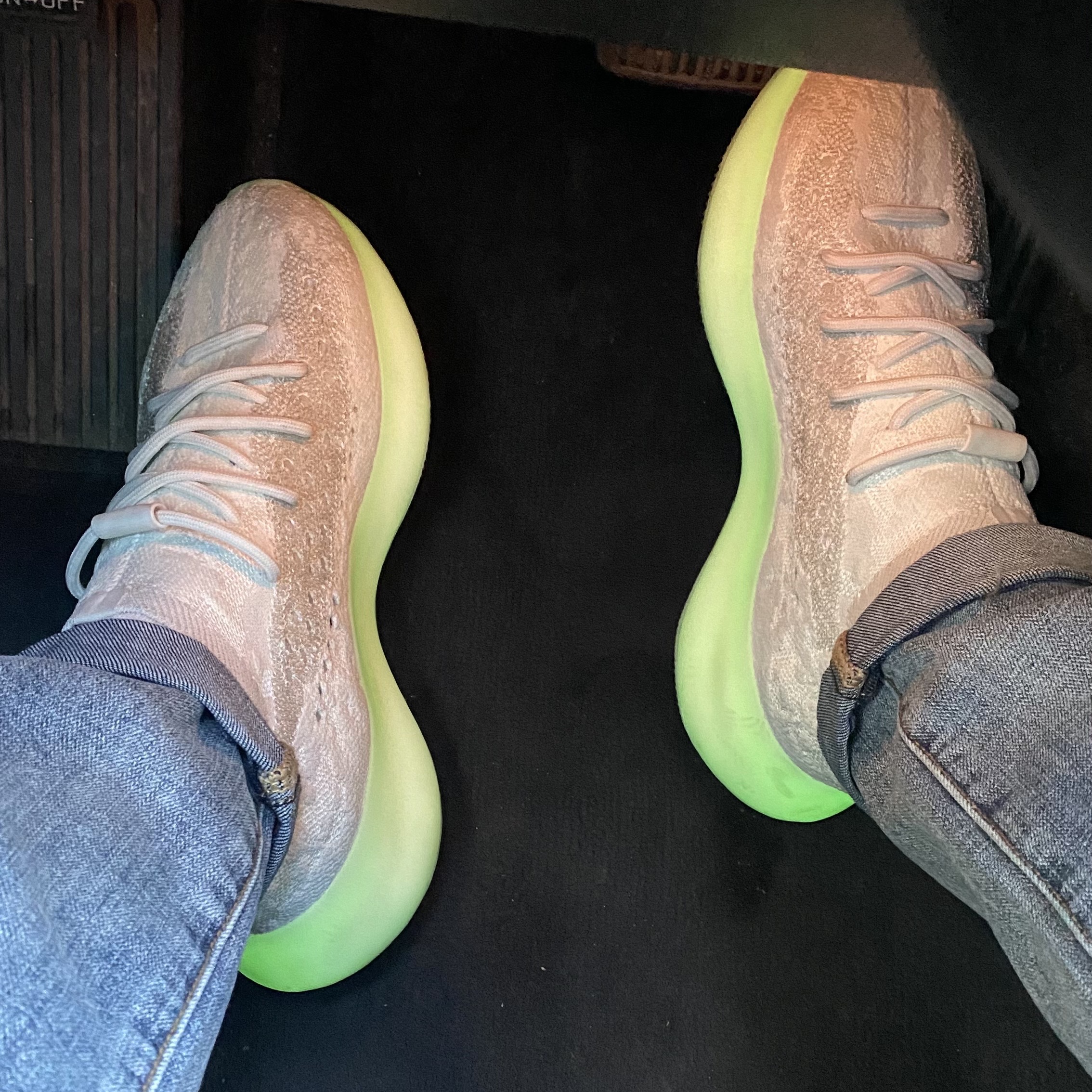 Adidas Yeezy Boost 380 Calcite Glow 착용 스타일