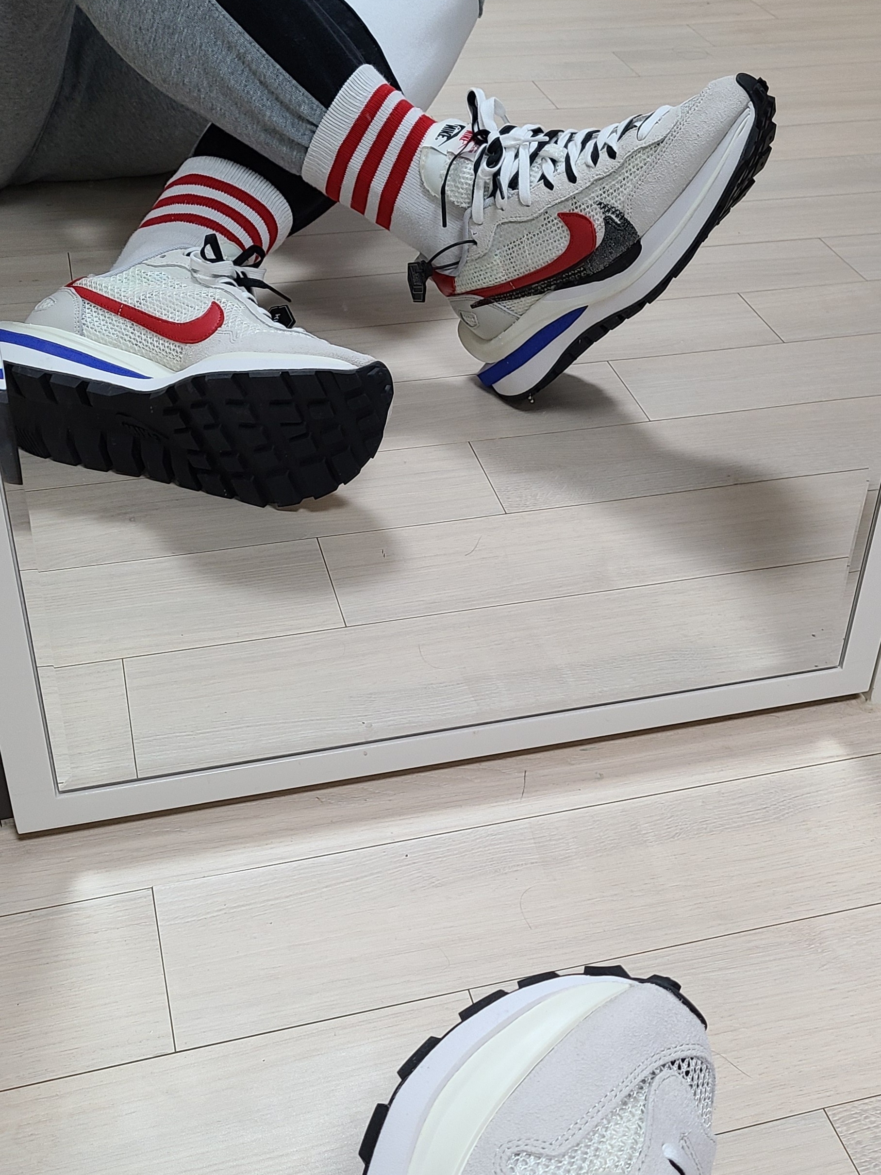 Nike x Sacai VaporWaffle Royal Fuchsia 착용 스타일 - 1