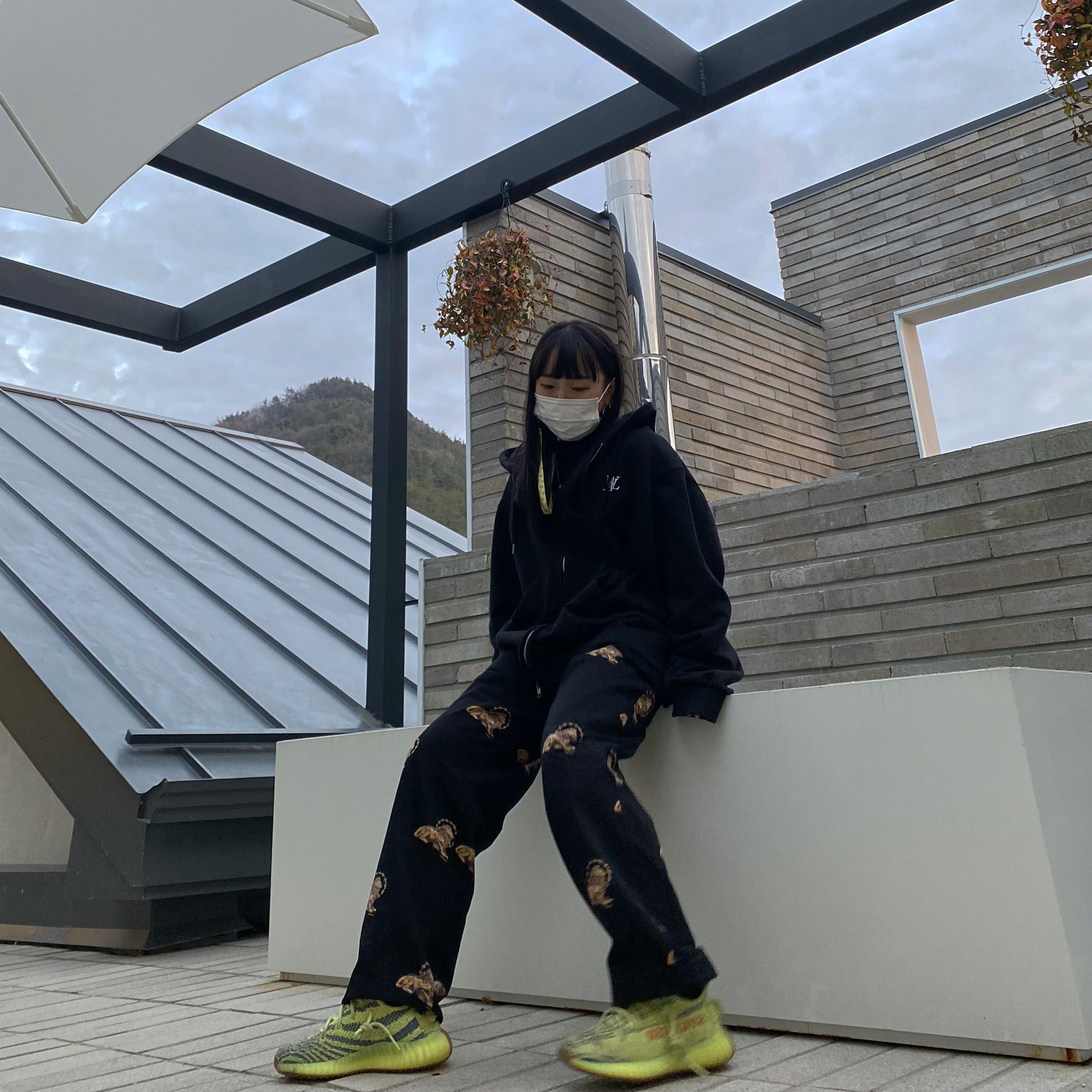 Adidas Yeezy Boost 350 V2 Semi Frozen Yellow 착용 스타일