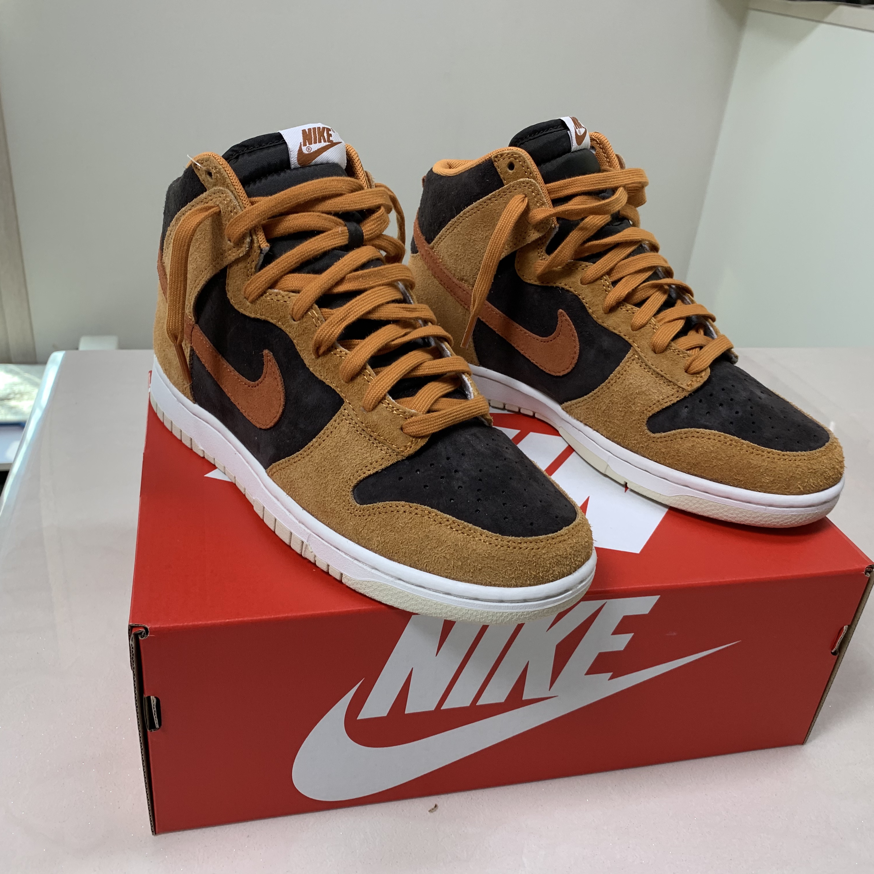 Nike Dunk High Retro PRM Dark Curry 착용 스타일 - 1