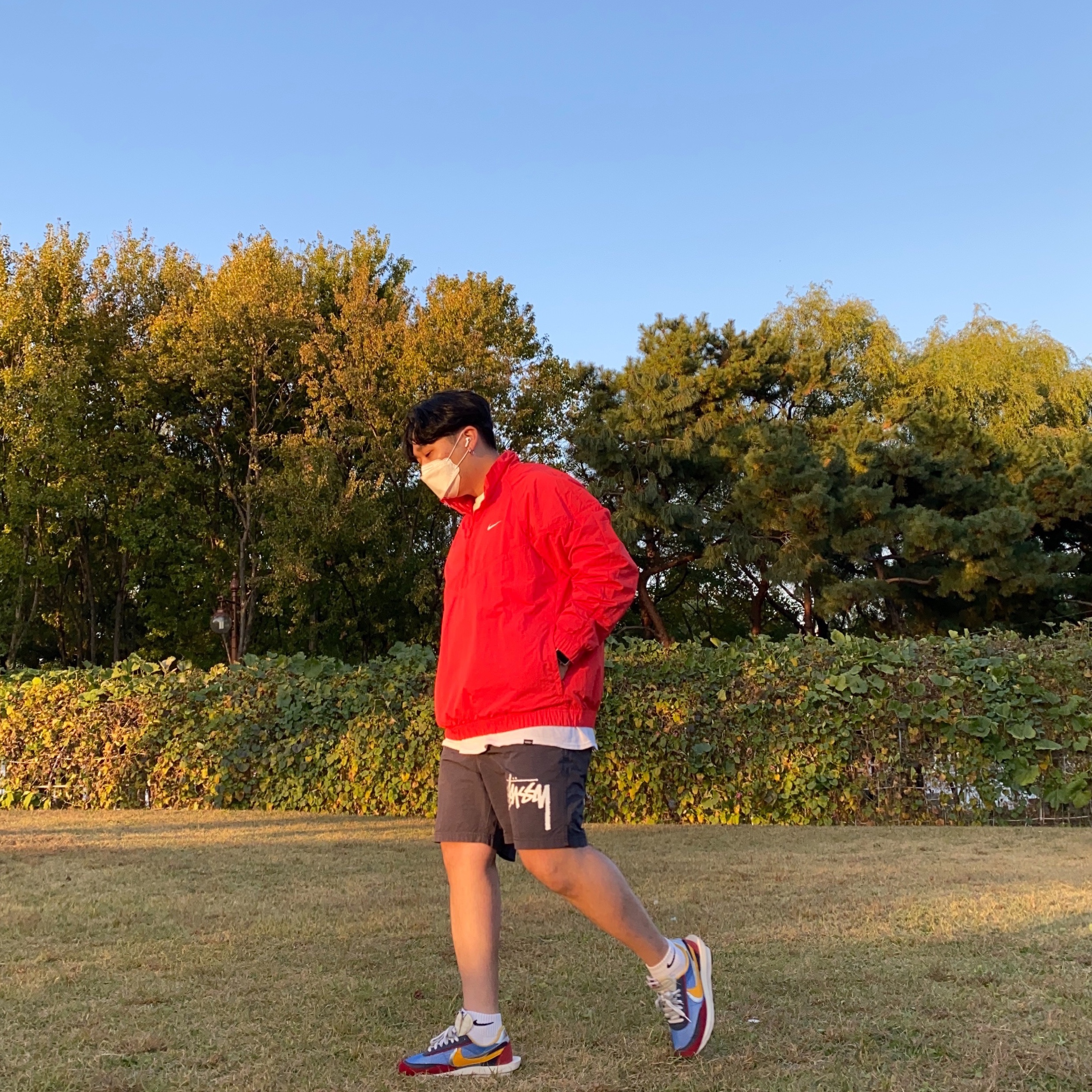 Nike x Sacai LDWaffle Blue Multi, Nike x Stussy Windrunner Jacket Habanero Red 착용 스타일