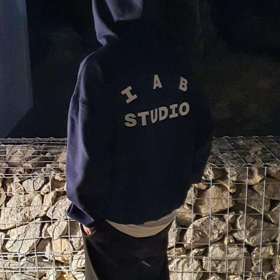 IAB Studio Hoodie Navy - 21SS 착용 스타일