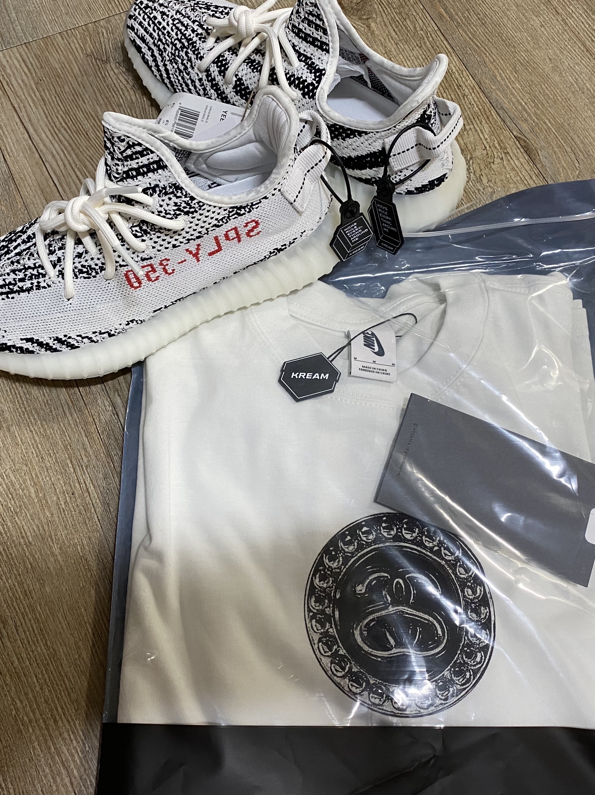 Adidas Yeezy Boost 350 V2 Zebra 2017/2019/2020, Nike x Stussy Big Swoosh LS T-Shirt White - Asia 착용 스타일
