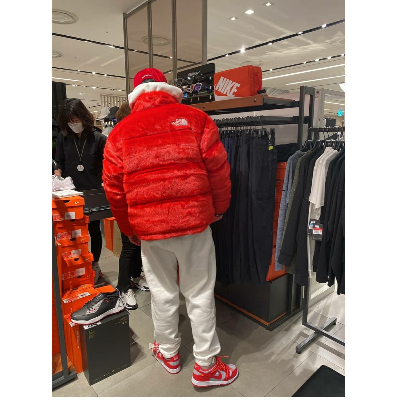 Nike x Off-White Dunk Low University Red, Supreme x The North Face Faux Fur Nuptse Jacket Red - 20FW 착용 스타일 - 3