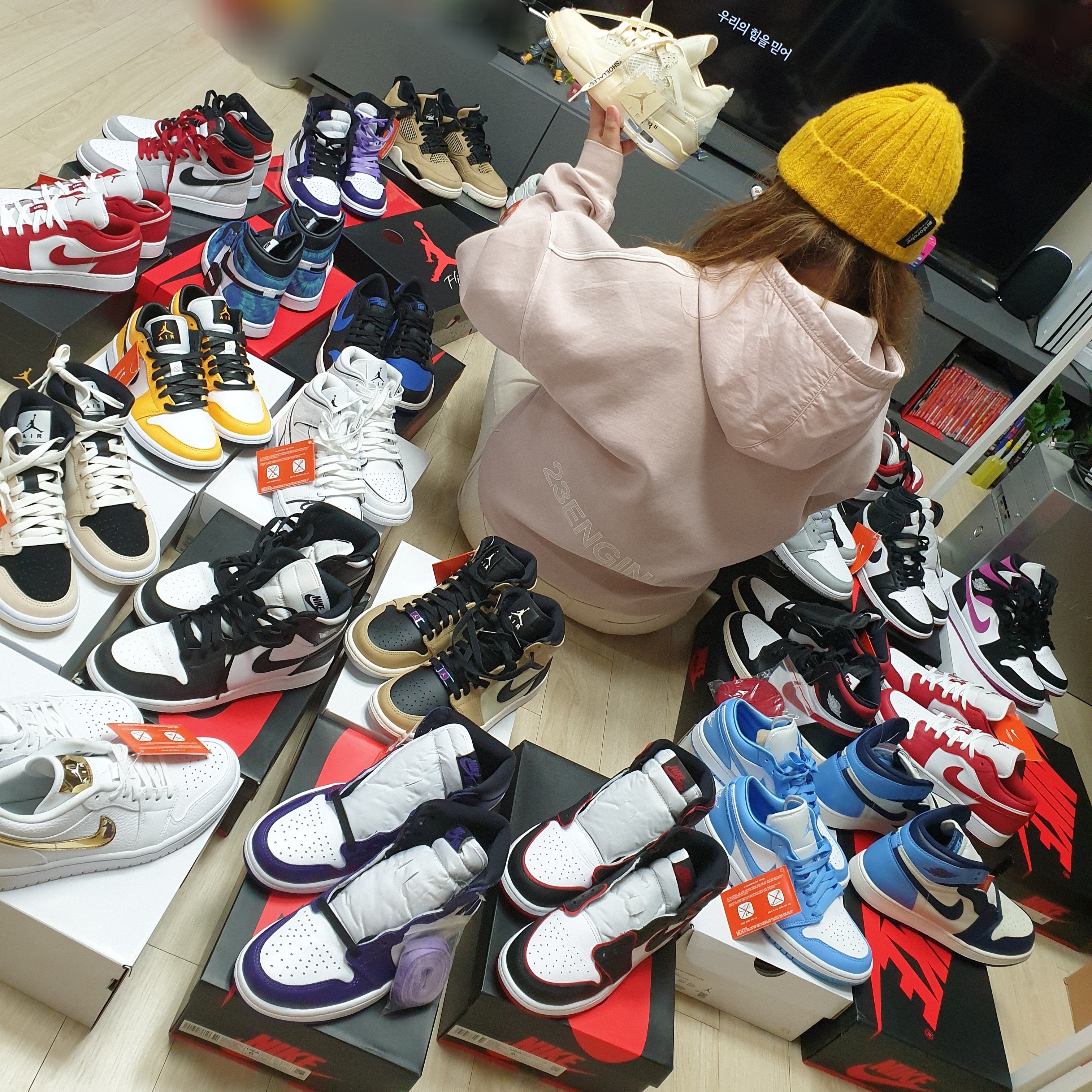 Jordan 1 Retro High OG Bloodline, (W) Jordan 1 Low UNC University Blue 착용 스타일