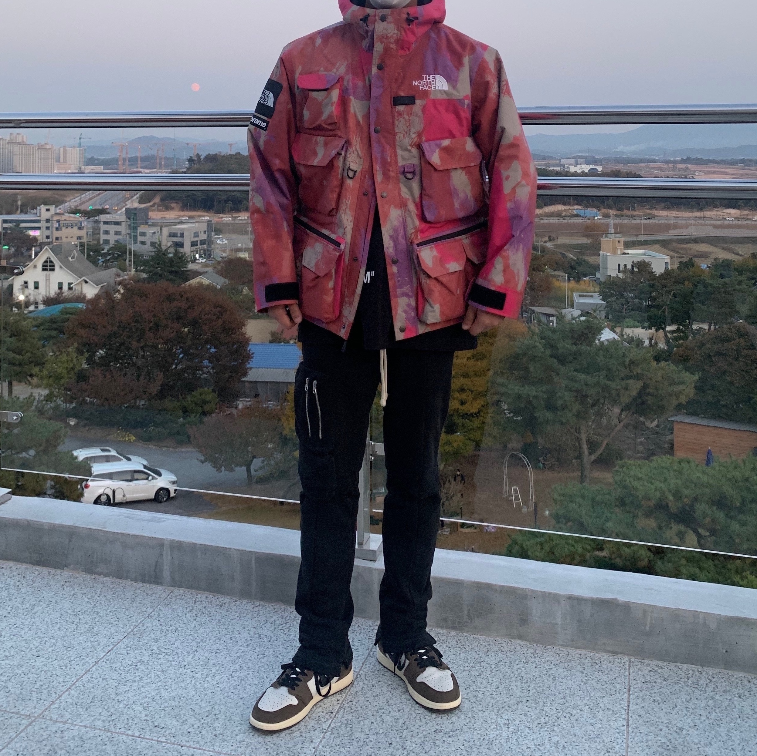 Supreme x The North Face Cargo Jacket Black - 20SS, Jordan 1 x Travis Scott Retro High OG SP Mocha 착용 스타일