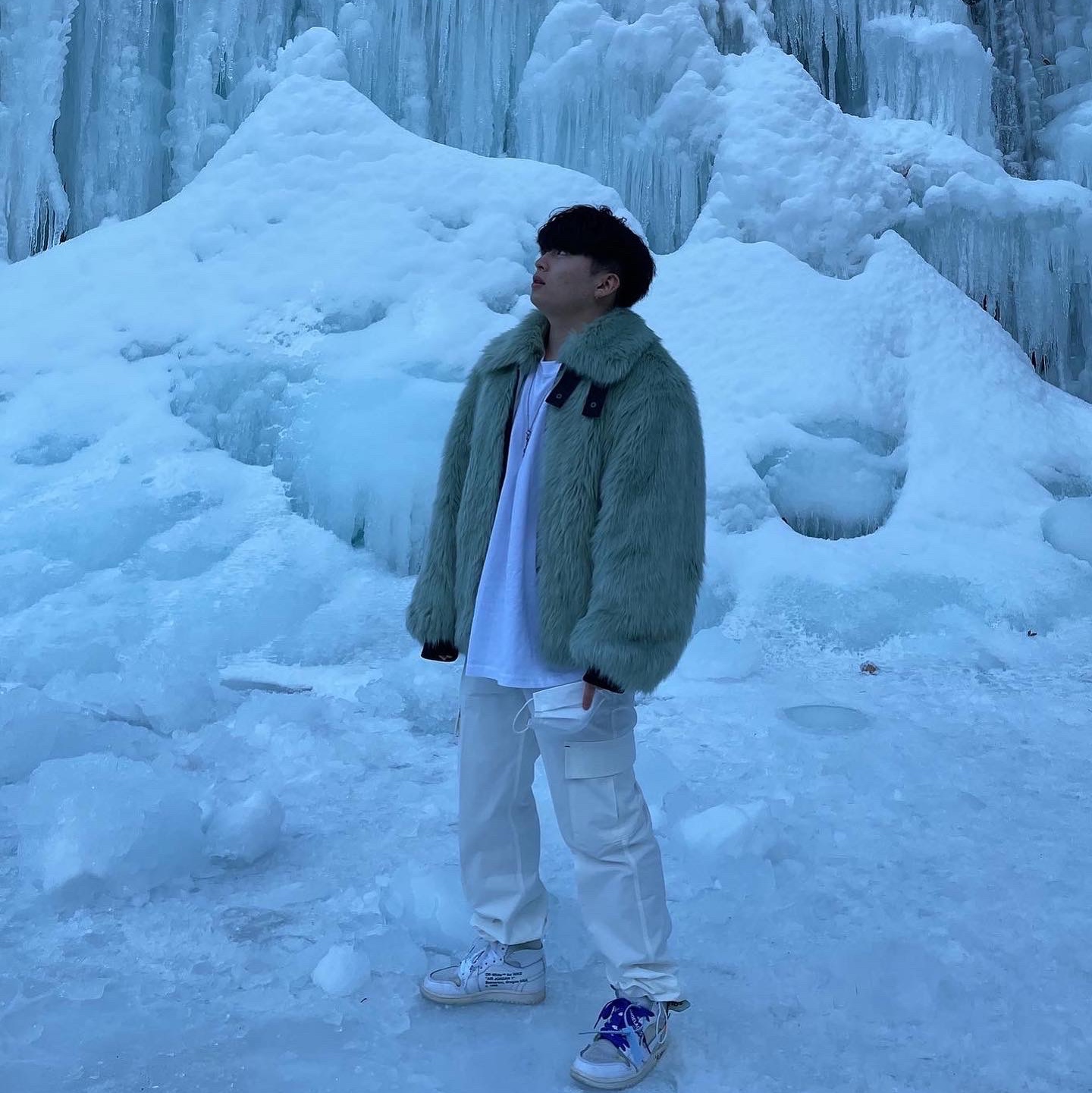 Jordan 1 x Off-White Retro High White, (W) Nike x Ambush Reversible Faux-Fur Coat Jade Horizon 착용 스타일 - 1
