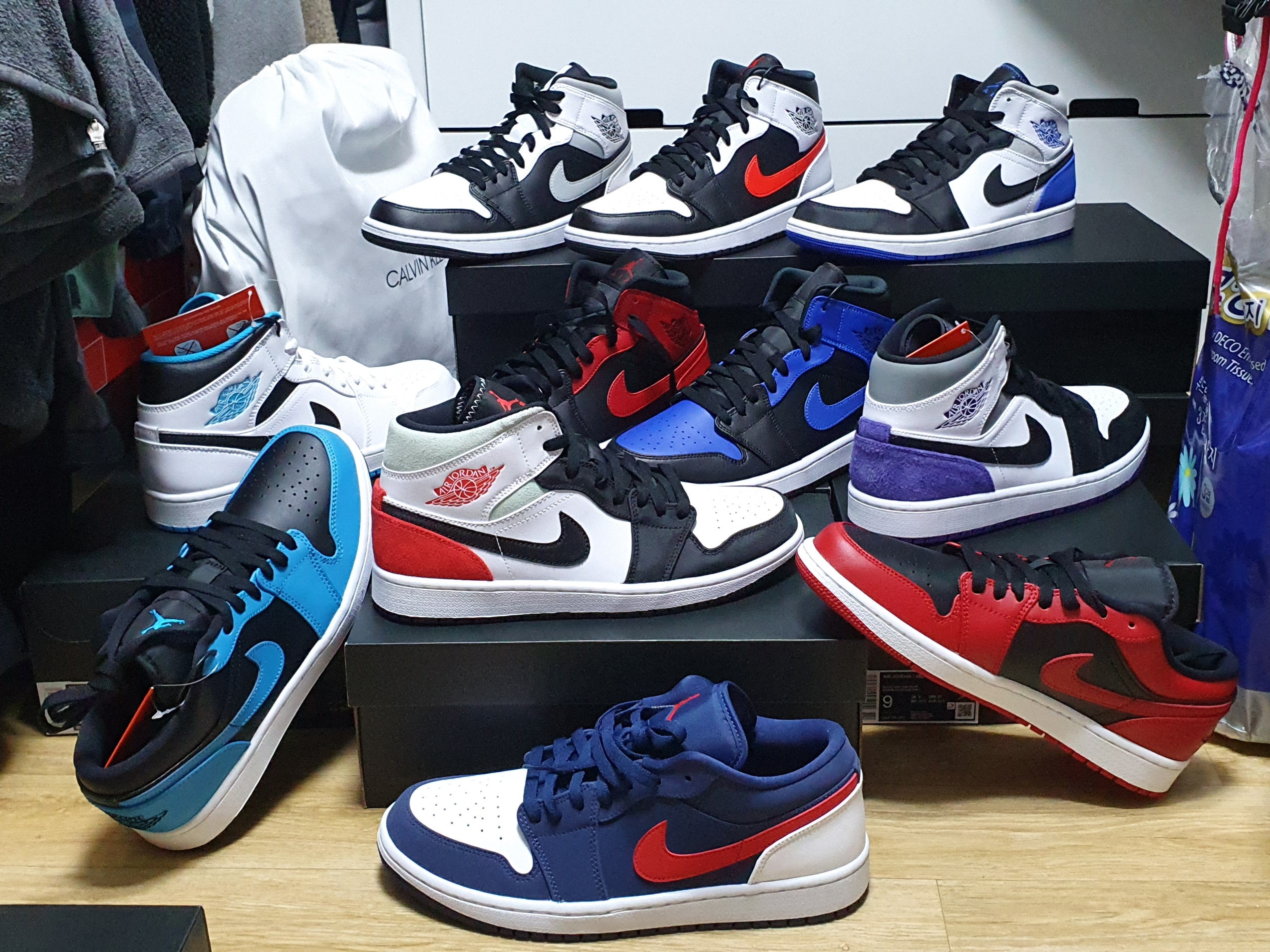 Jordan 1 Mid Black Hyper Royal, Jordan 1 Mid Bred Banned 2020 착용 스타일