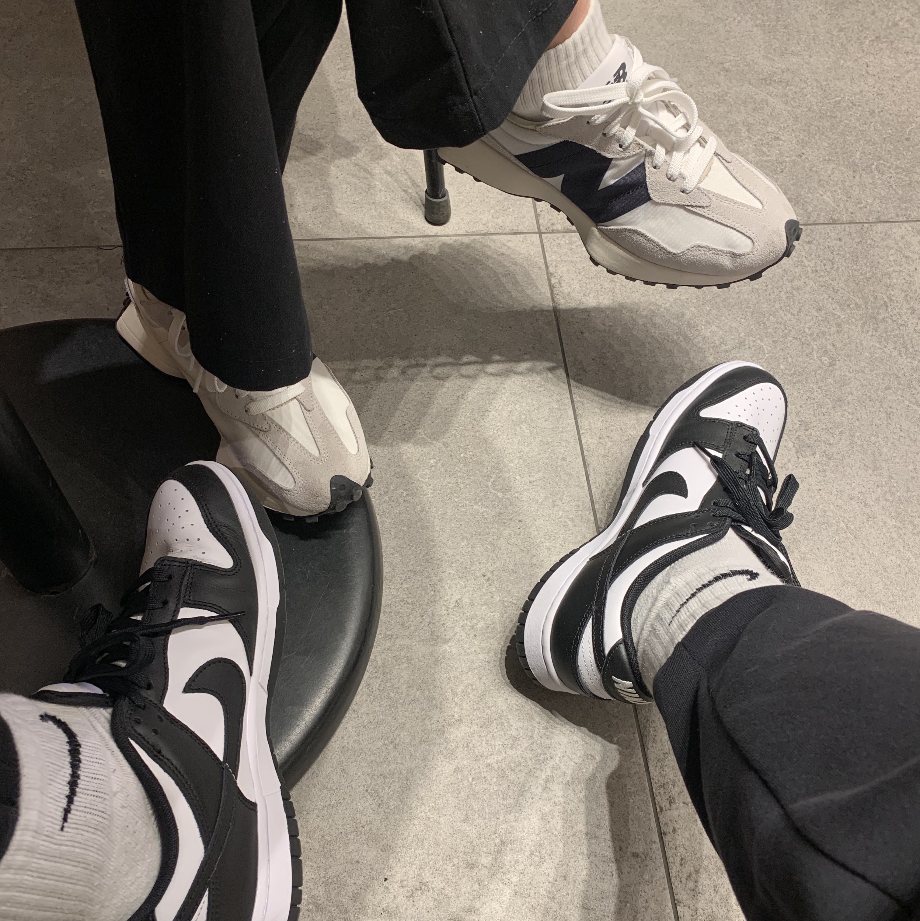 Nike Dunk Low Retro Black, New Balance 327 White Black 착용 스타일