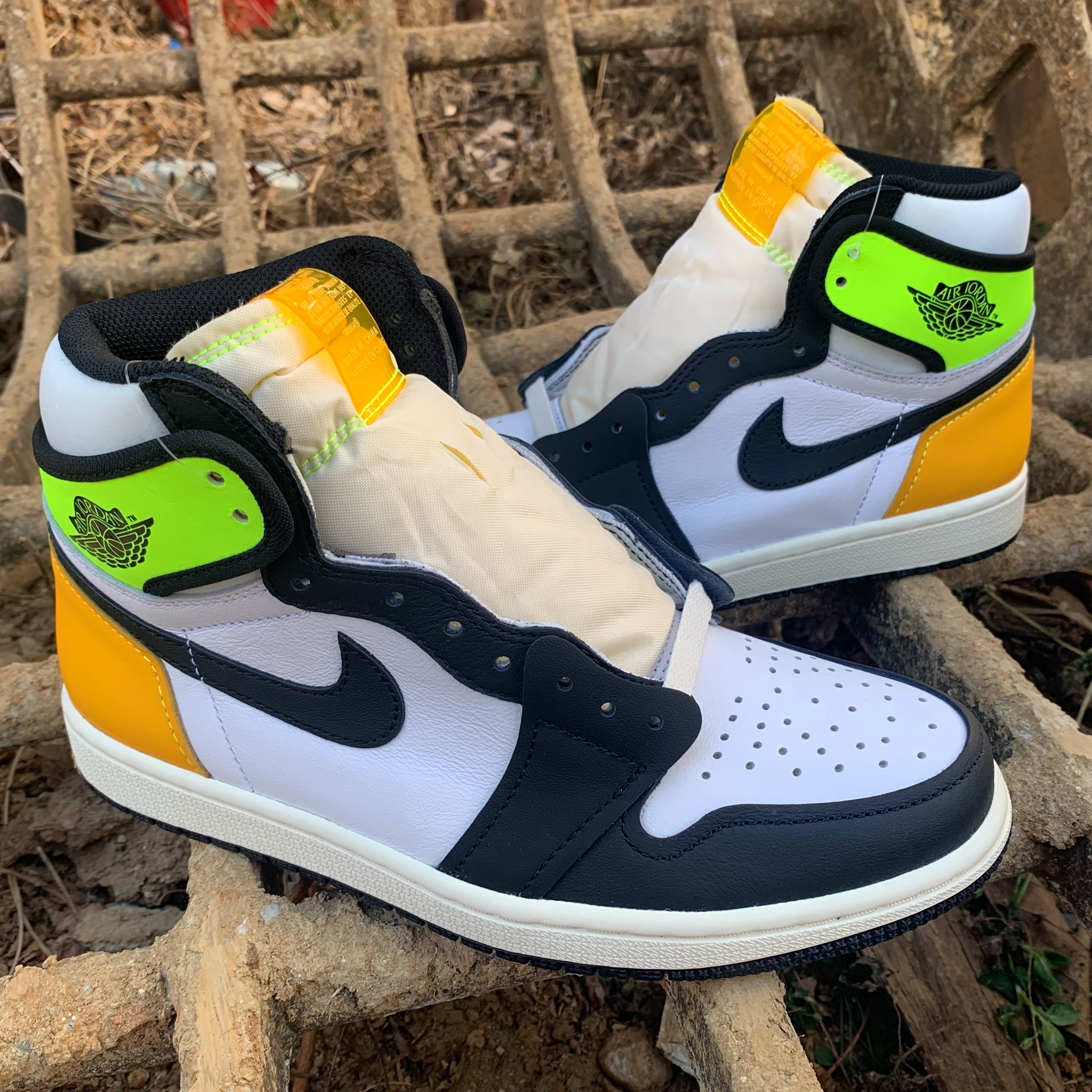 Jordan 1 Retro High OG Volt Gold 착용 스타일