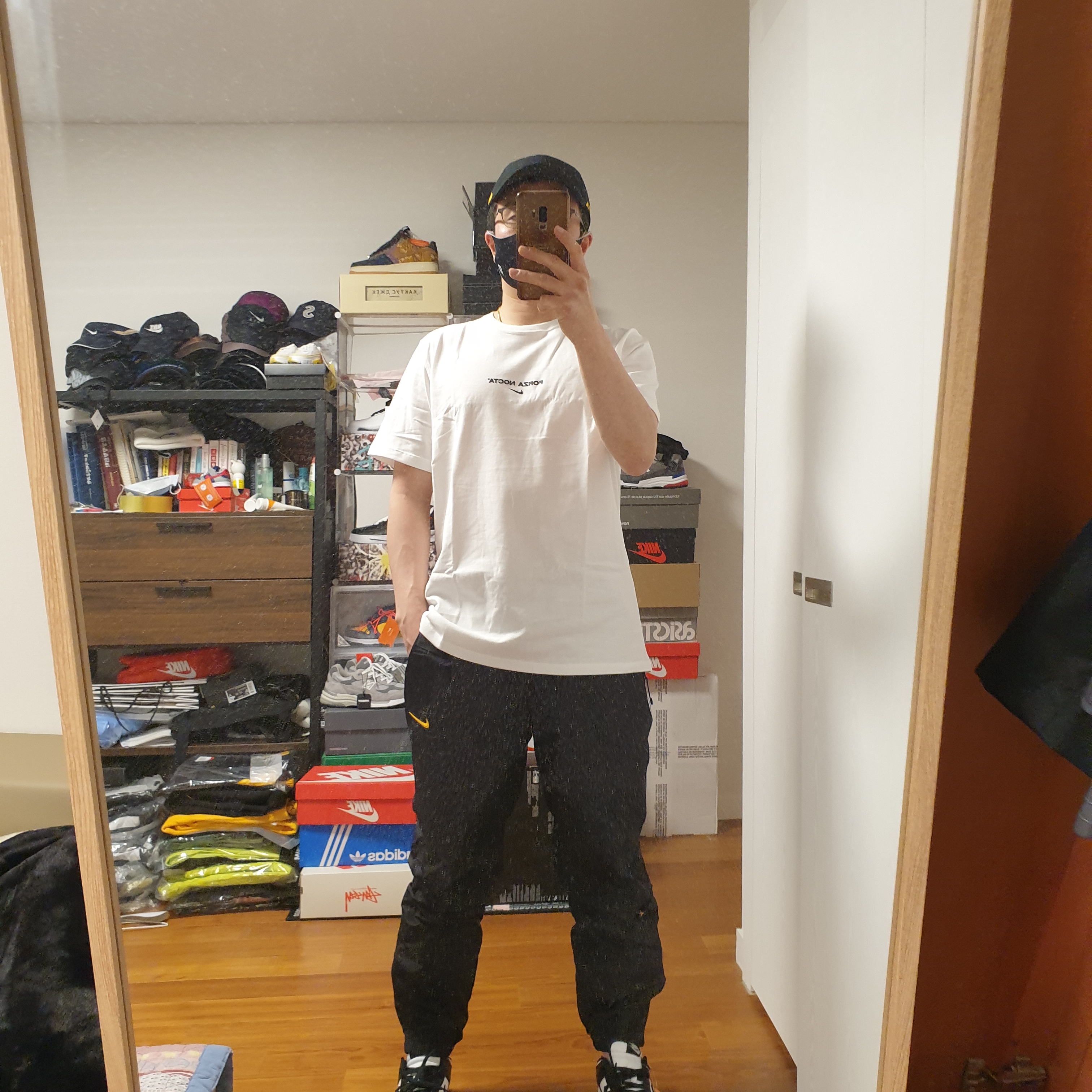 Nike x Drake Nocta Essential Cap Black, Nike x Drake Nocta Essential T-Shirt White - US/EU 착용 스타일 - 2
