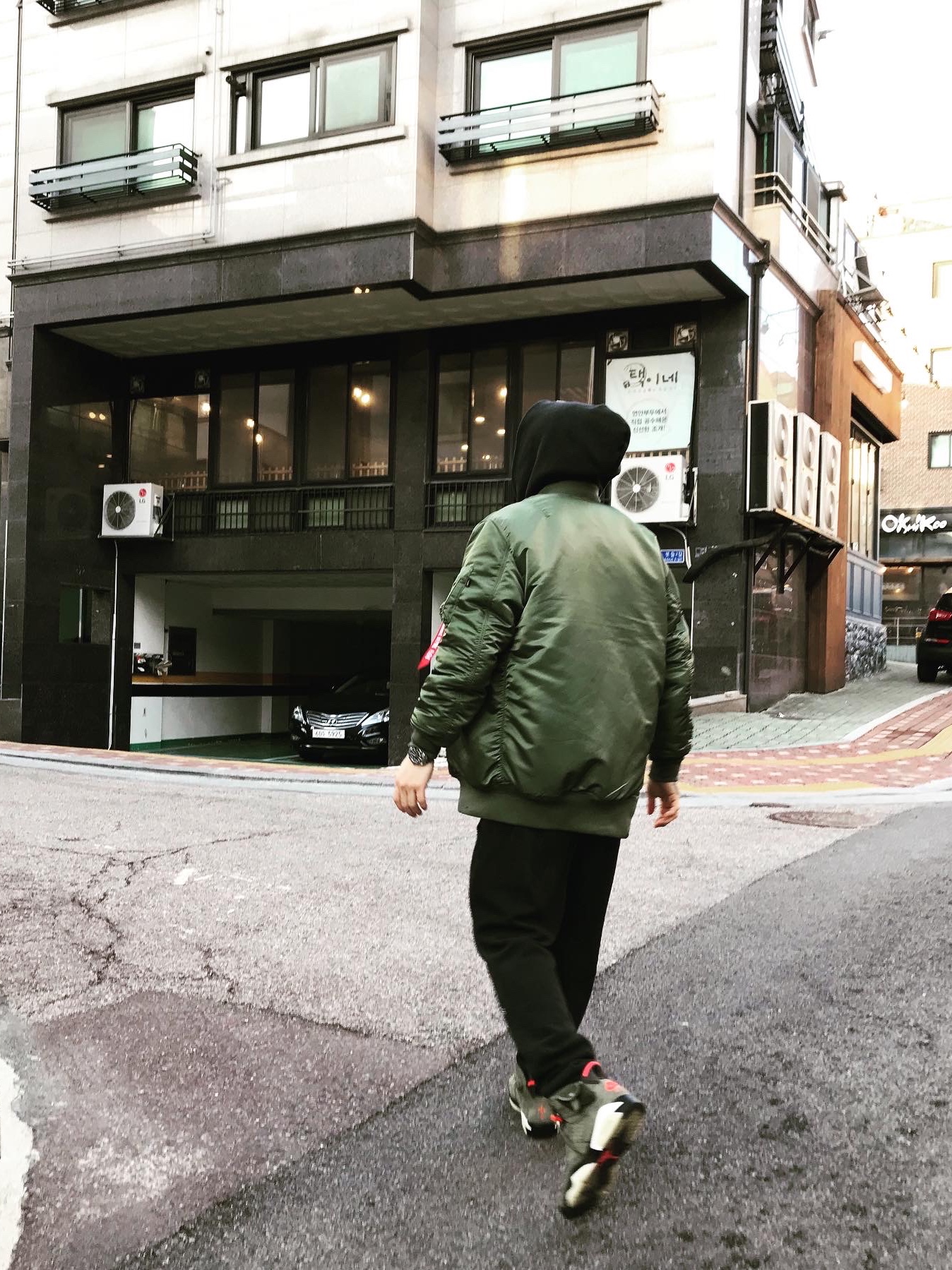 Jordan 6 x Travis Scott Retro Olive 착용 스타일