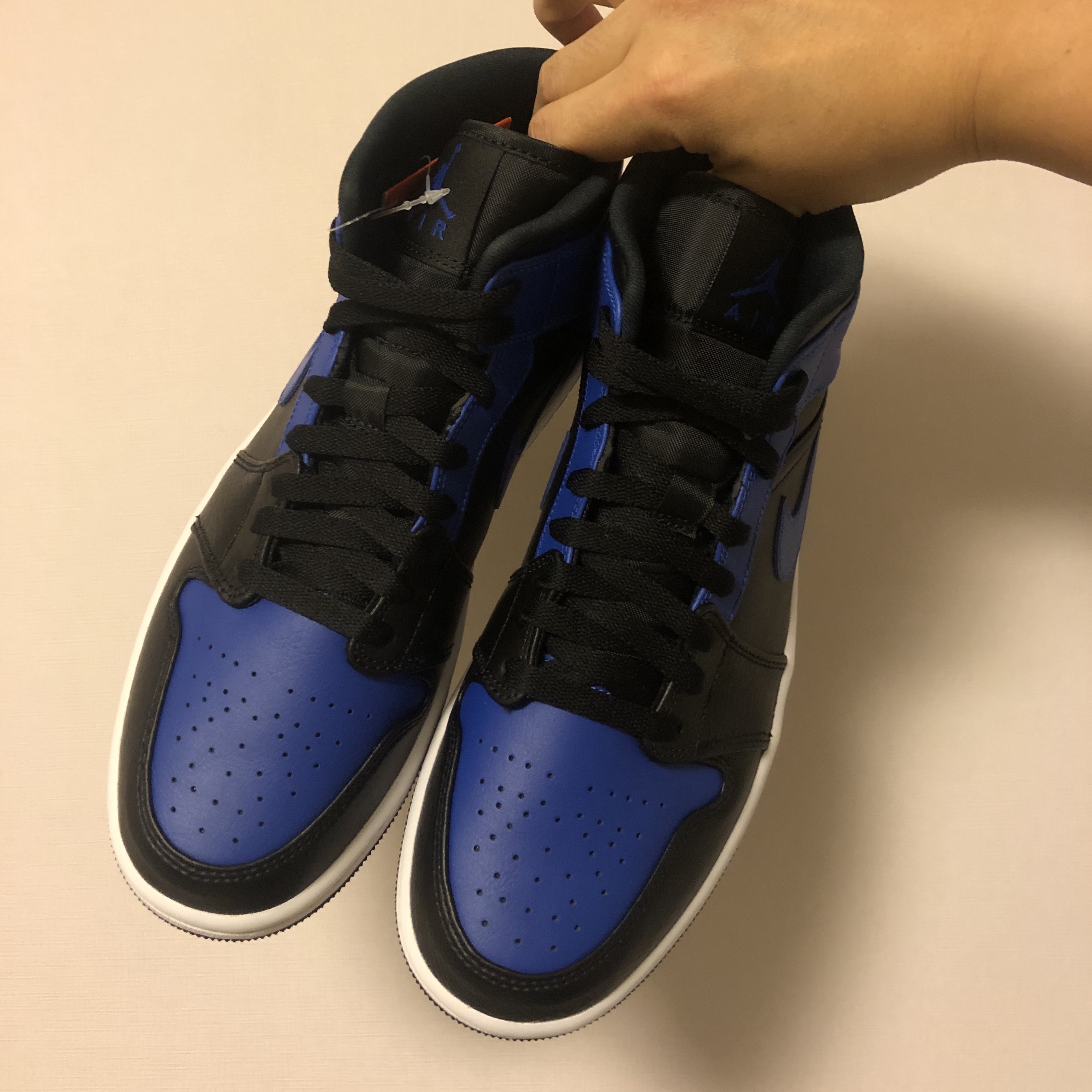 Jordan 1 Mid Black Hyper Royal 착용 스타일 - 3