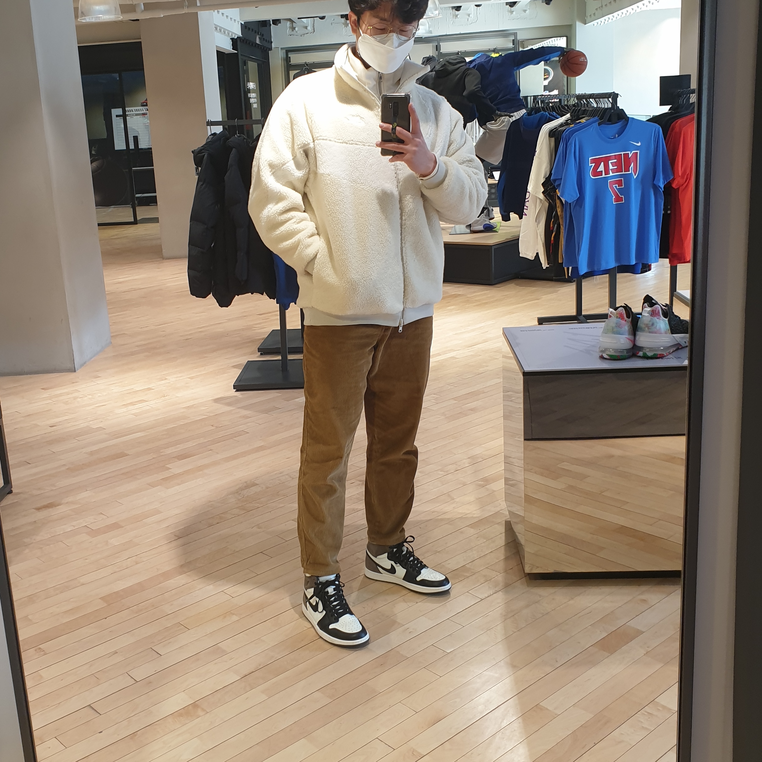 Jordan 1 Retro High OG Black Mocha, Nike Big Swoosh Full Zip Jacket Light Bone Sail 착용 스타일