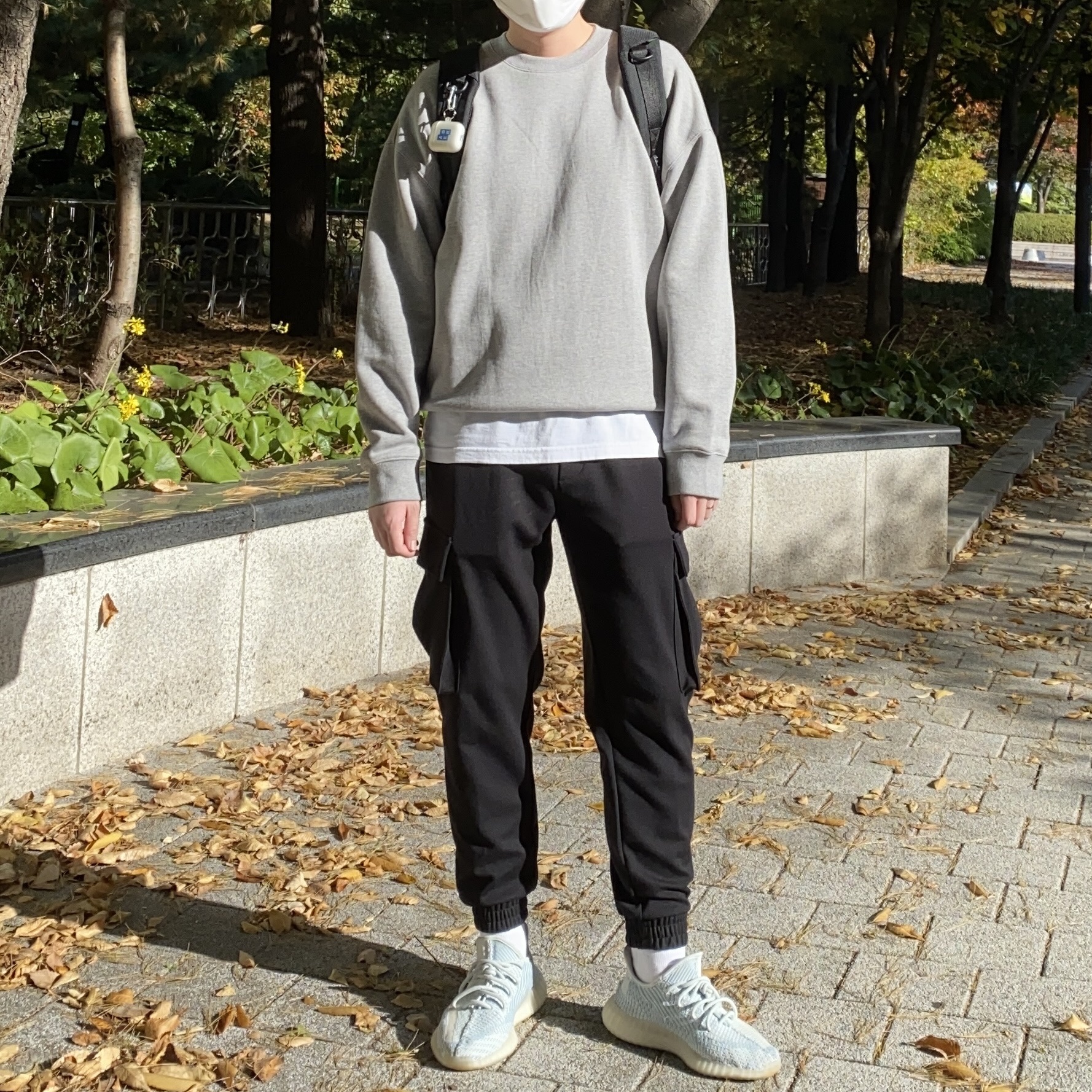 Adidas Yeezy Boost 350 V2 Cloud White - Non-Reflective 착용 스타일