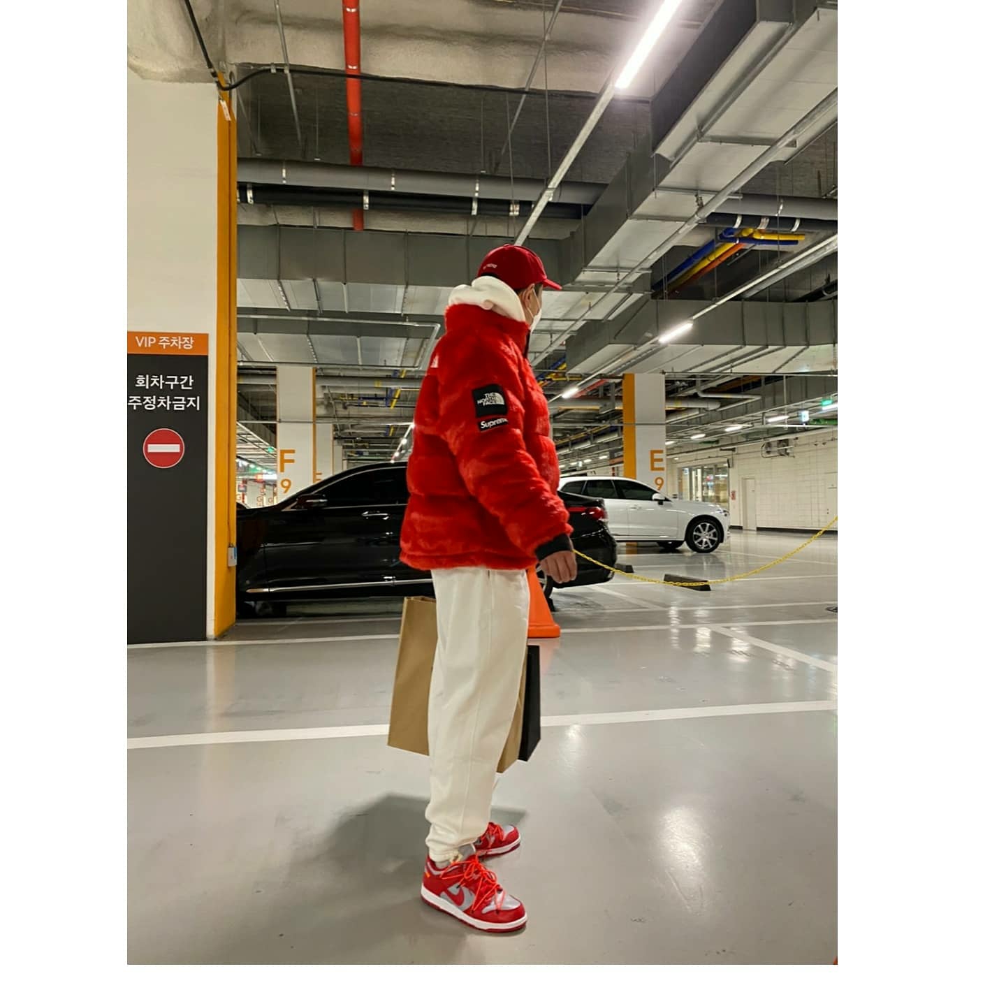 Nike x Off-White Dunk Low University Red, Supreme x The North Face Faux Fur Nuptse Jacket Red - 20FW 착용 스타일 - 2