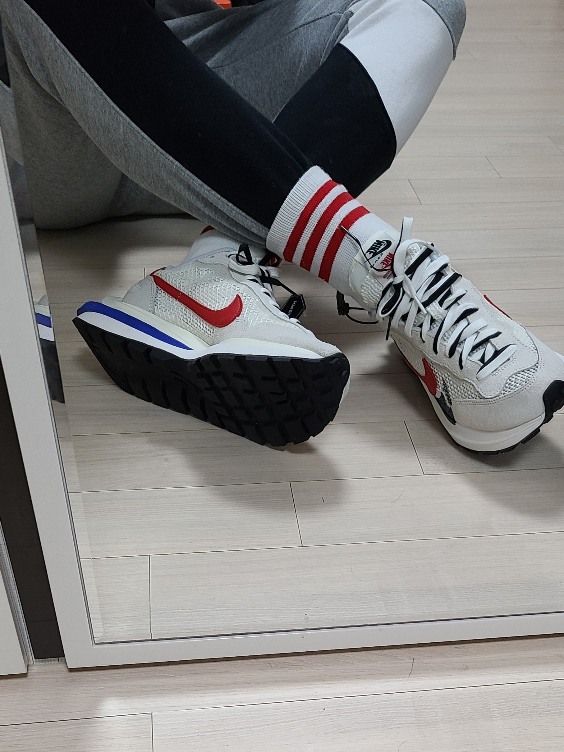 Nike x Sacai VaporWaffle Royal Fuchsia 착용 스타일 - 2