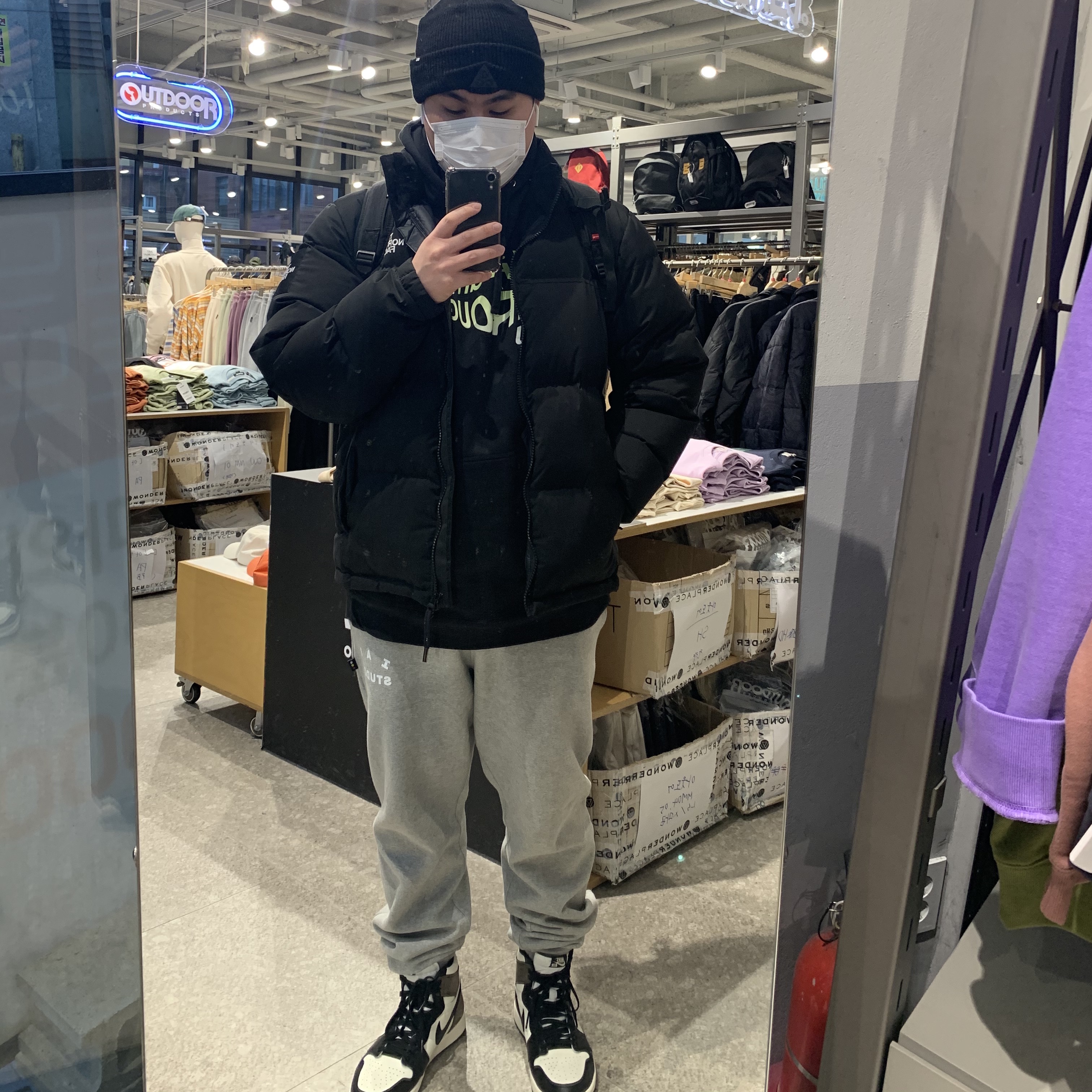 Supreme Backpack Black - 20FW, Jordan 1 Retro High OG Black Mocha 착용 스타일