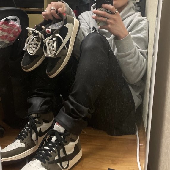 Jordan 1 x Travis Scott Retro High OG SP Mocha 착용 스타일 - 2