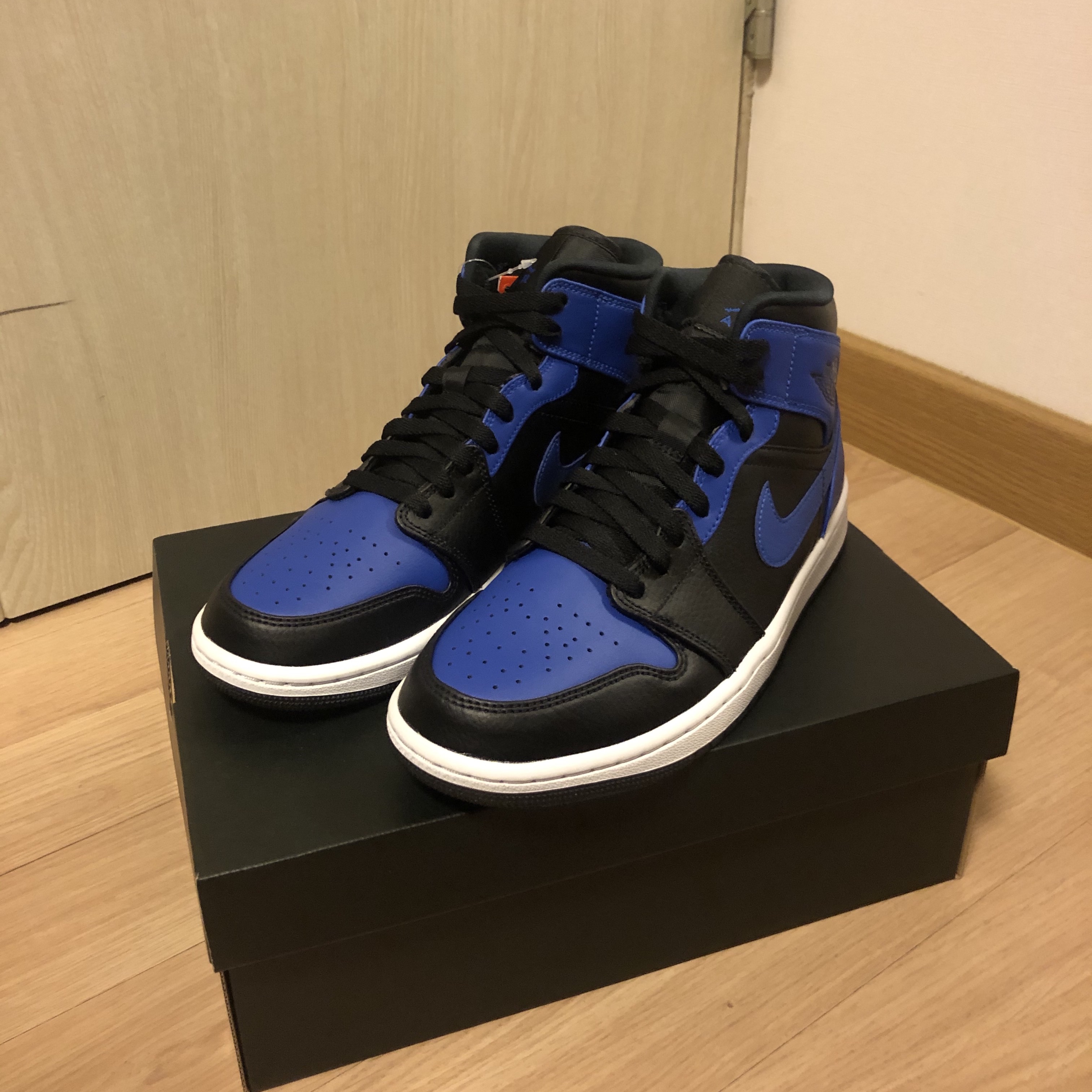 Jordan 1 Mid Black Hyper Royal 착용 스타일 - 4