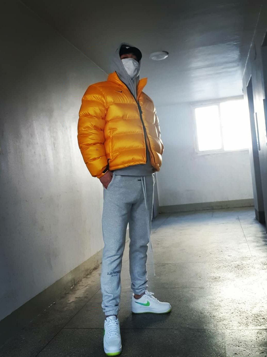 Nike x Drake Nocta Puffer Jacket University Gold - US/EU, Essentials Sweatpants Heather Grey - 20FW 착용 스타일 - 2