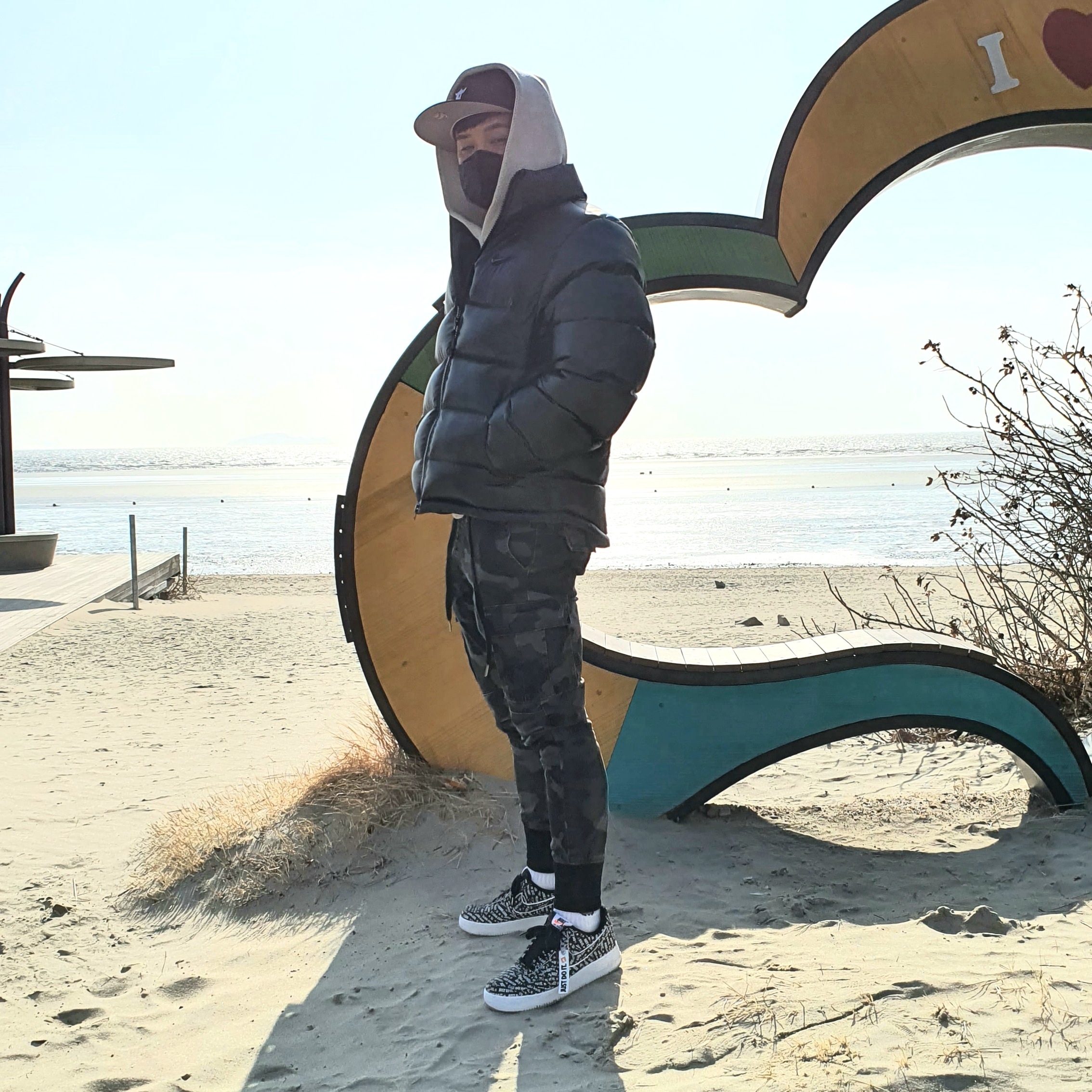 Nike Air Force 1 Low Just Do It Pack Black, Nike x Drake Nocta Puffer Jacket Black - Asia 착용 스타일 - 3