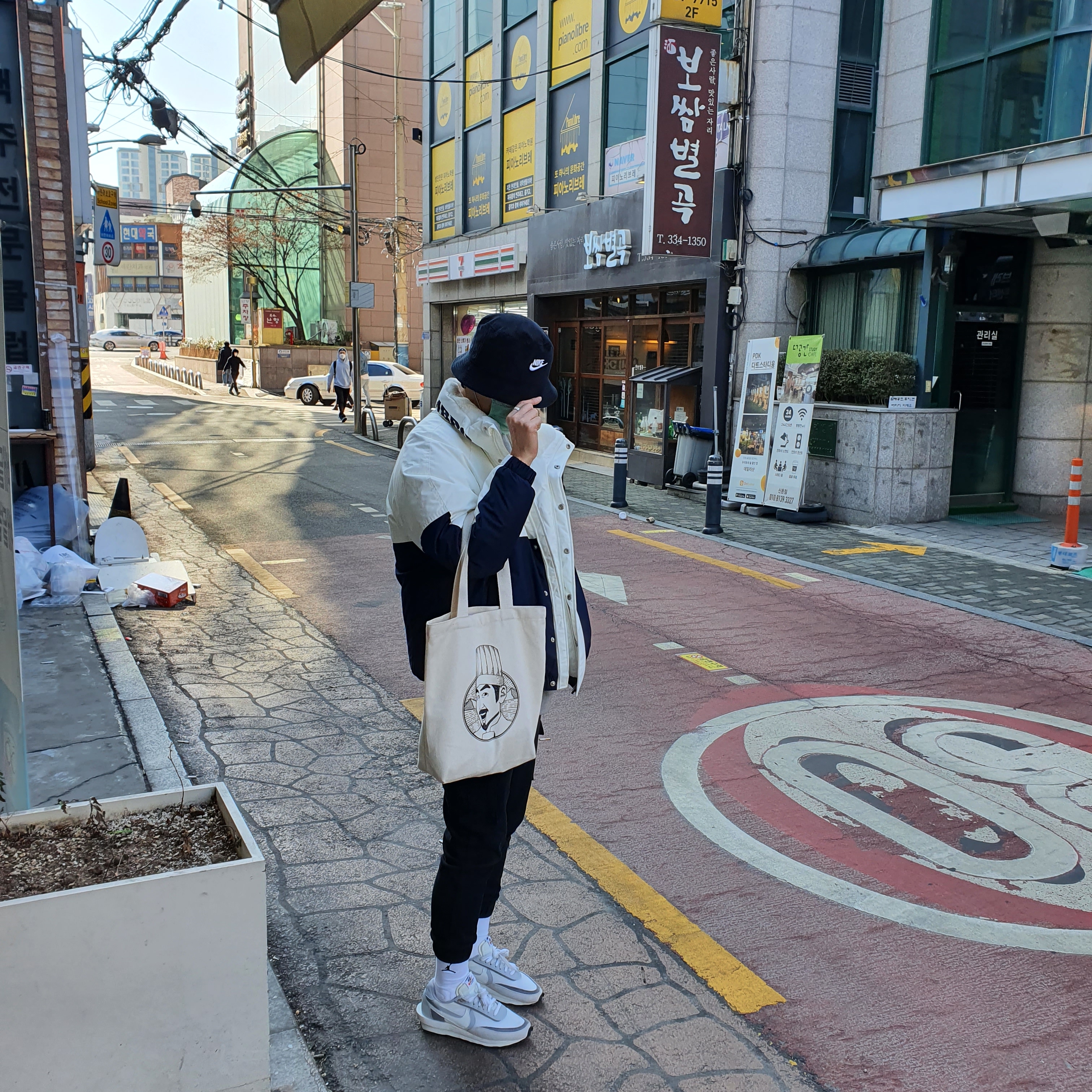 Nike x Sacai LDWaffle Summit White, Nike Futura Corduroy Bucket Black 착용 스타일