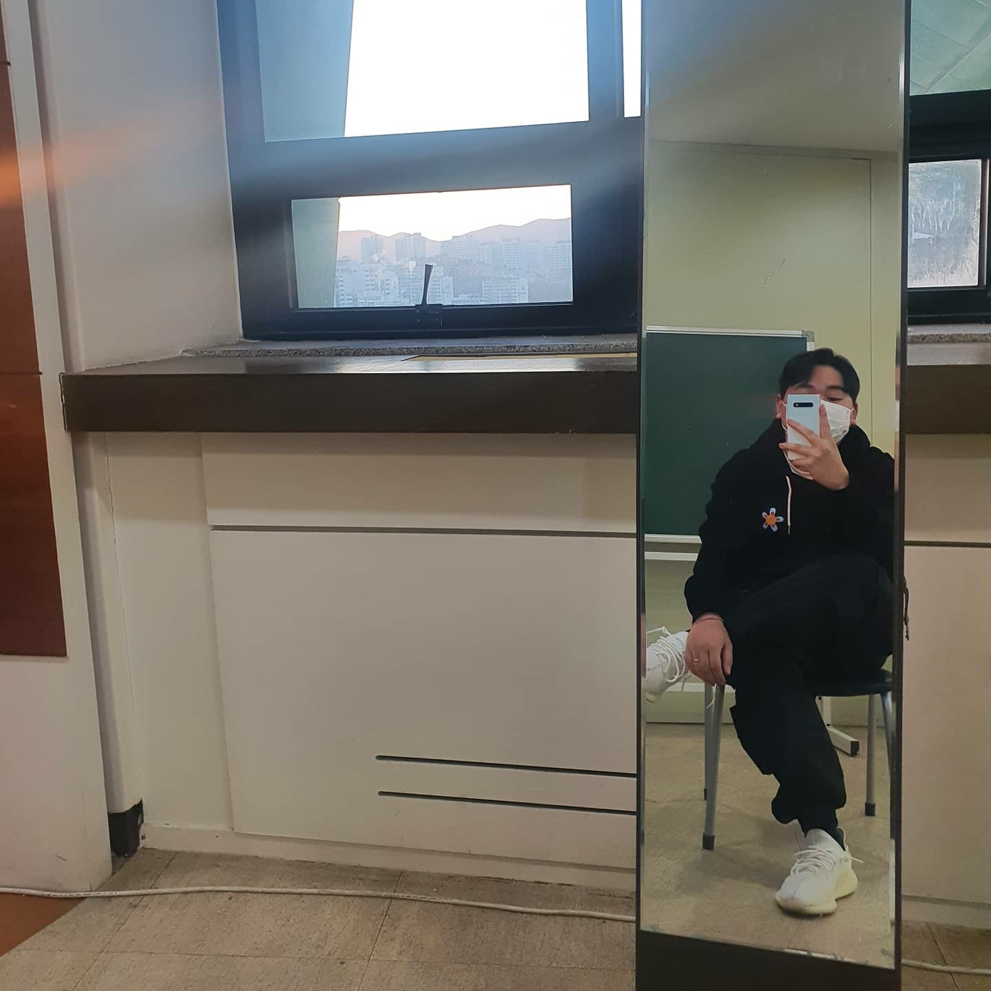 Nike x Stranger Things Air Tailwind 79 Sail Upside Down Pack, Adidas Yeezy Boost 350 V2 Cream/Triple White 착용 스타일 - 2