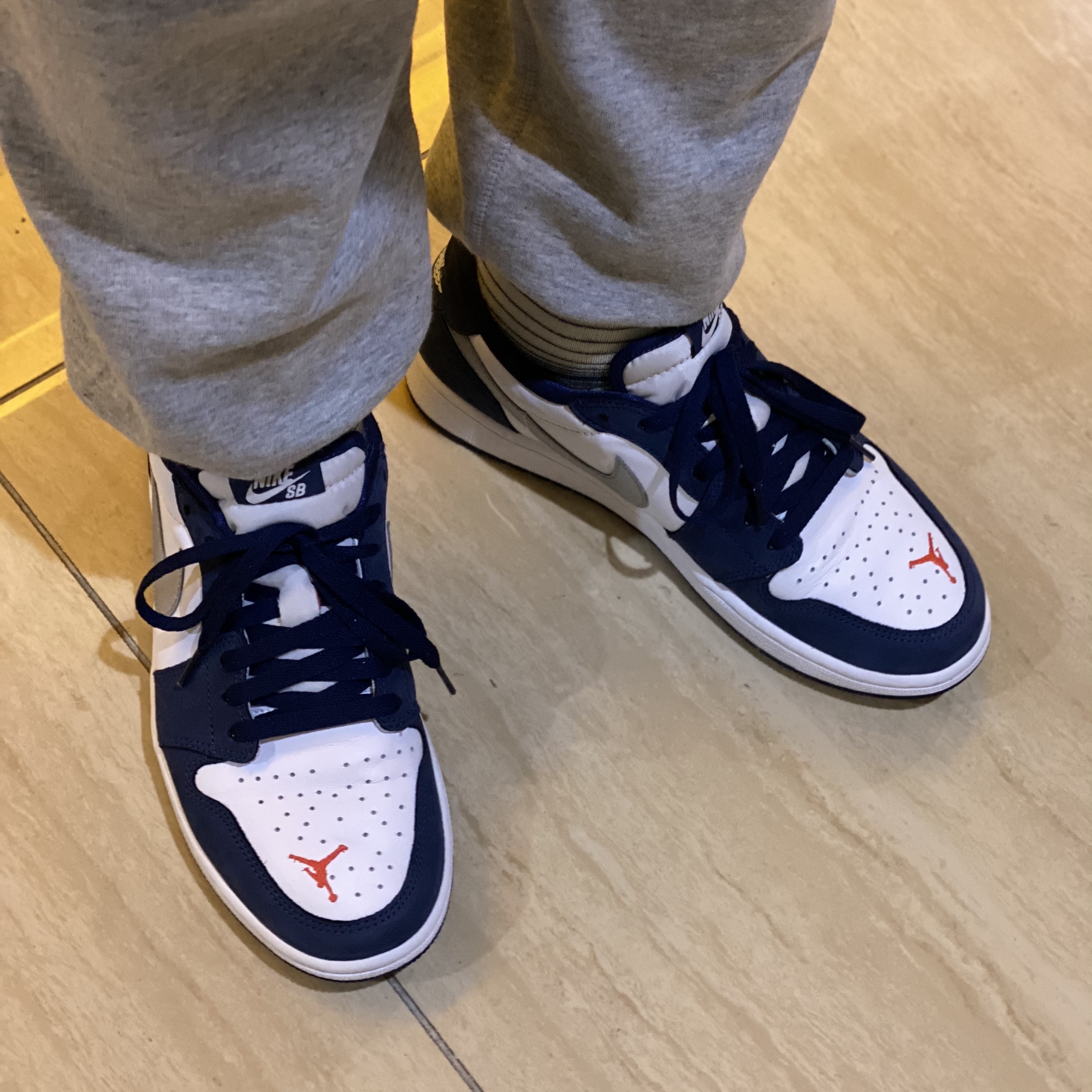 Jordan 1 Low SB Koston Midnight Navy 착용 스타일 - 1