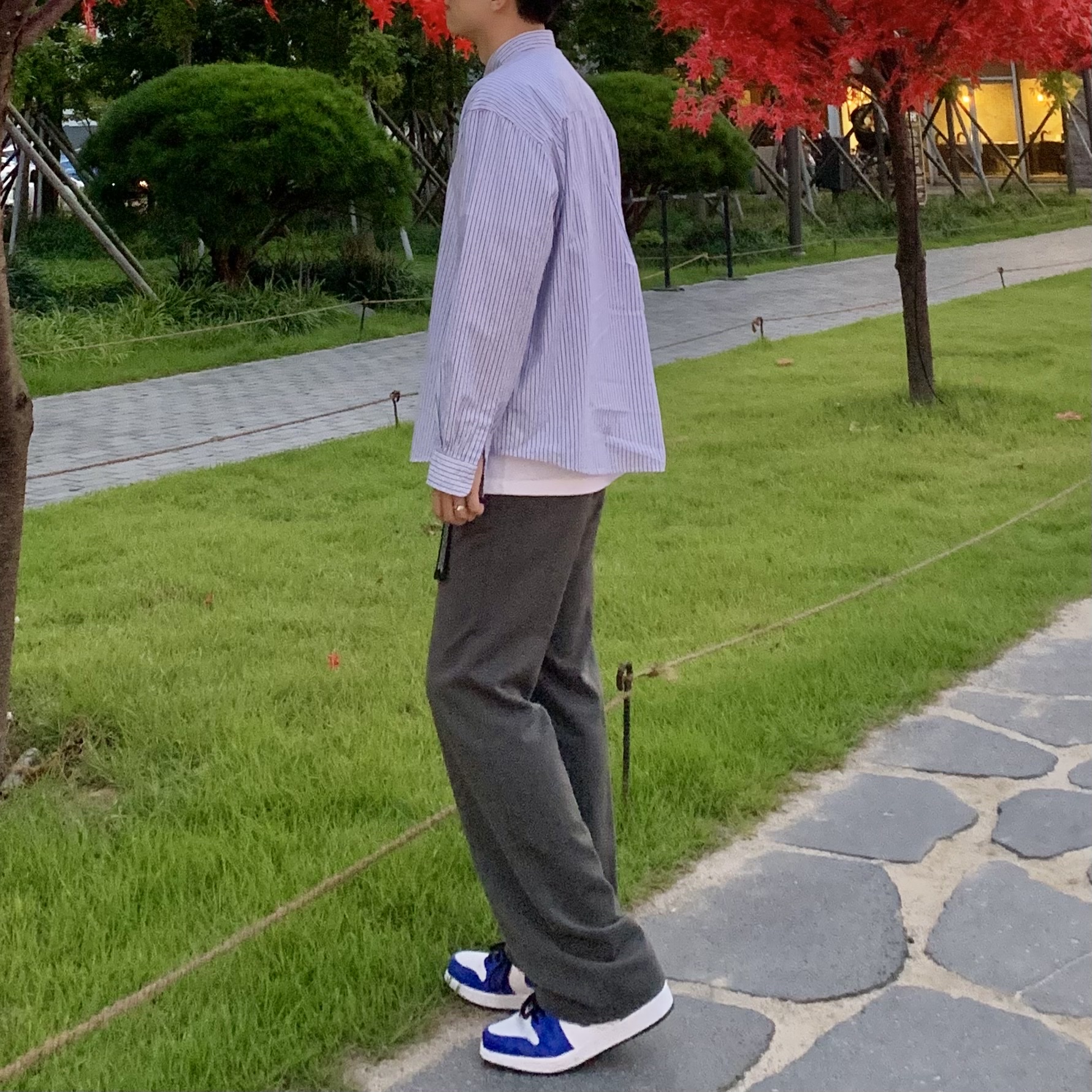 Jordan 1 Low Hyper Royal 착용 스타일 - 2