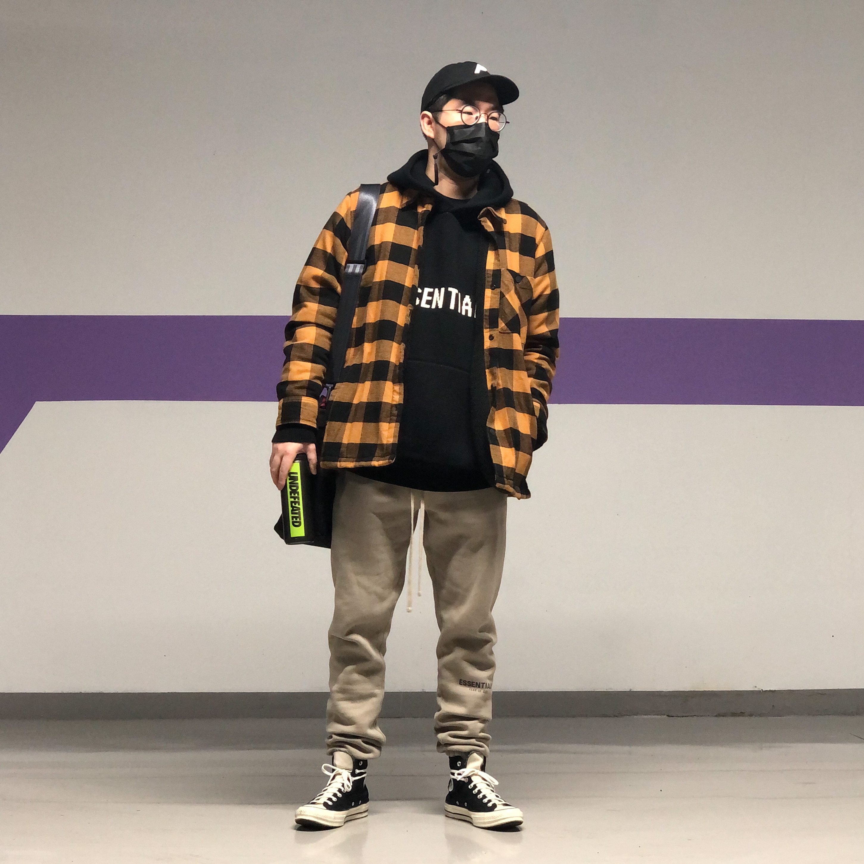 Essentials Knit Hoodie Black - 20FW, Essentials Sweatpants String Tan - 20SS 착용 스타일