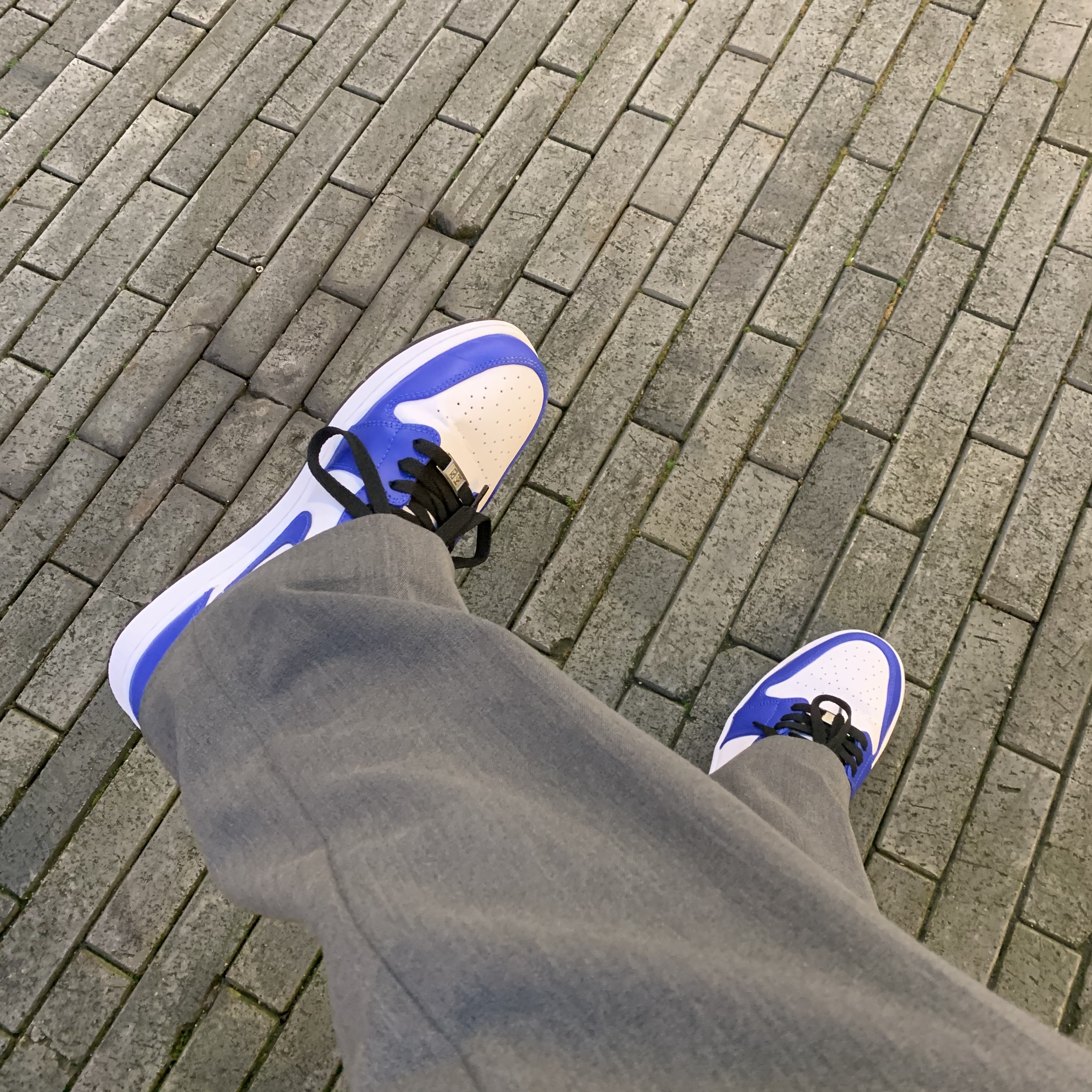 Jordan 1 Low Hyper Royal 착용 스타일 - 3