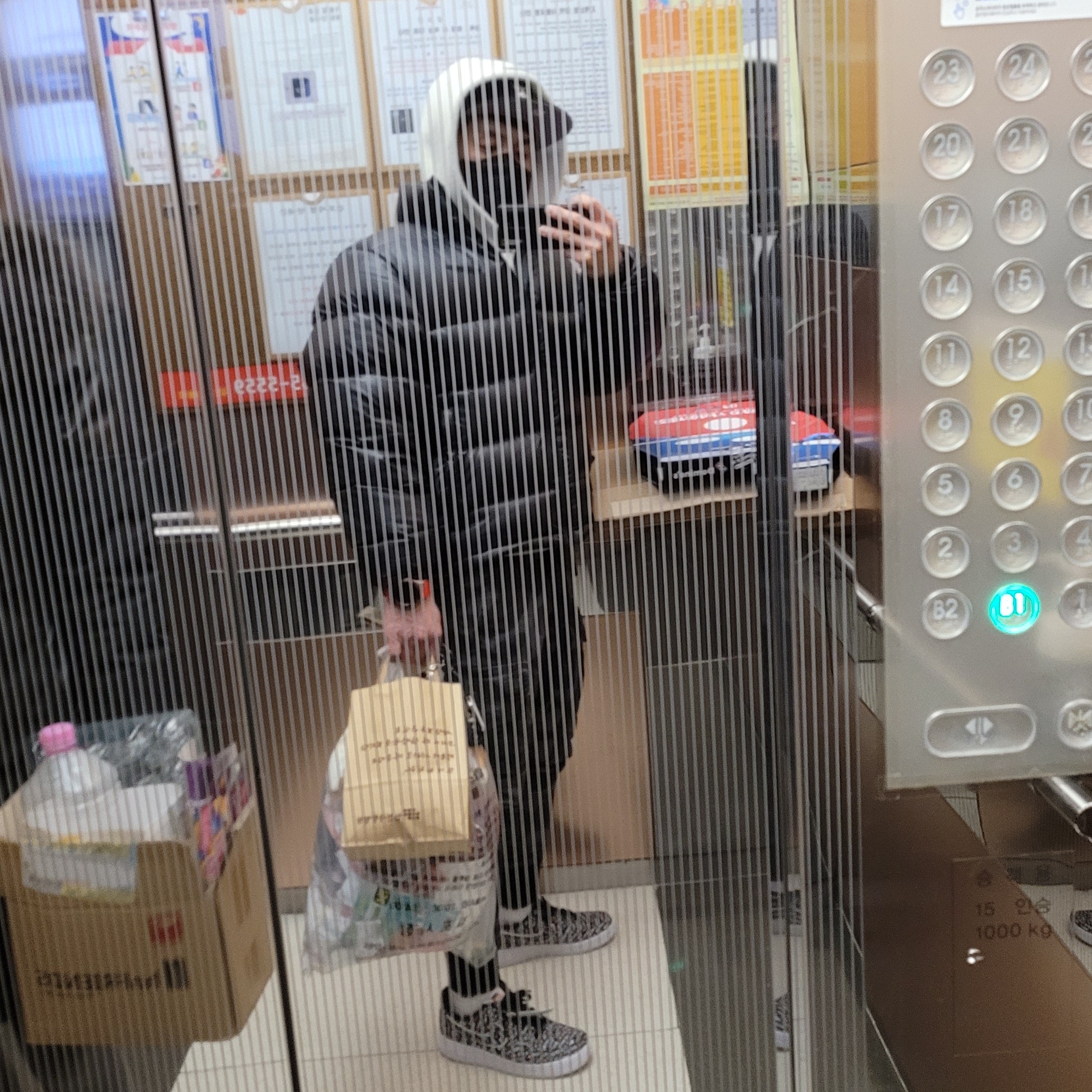 Nike Air Force 1 Low Just Do It Pack Black, Nike x Drake Nocta Puffer Jacket Black - Asia 착용 스타일 - 2