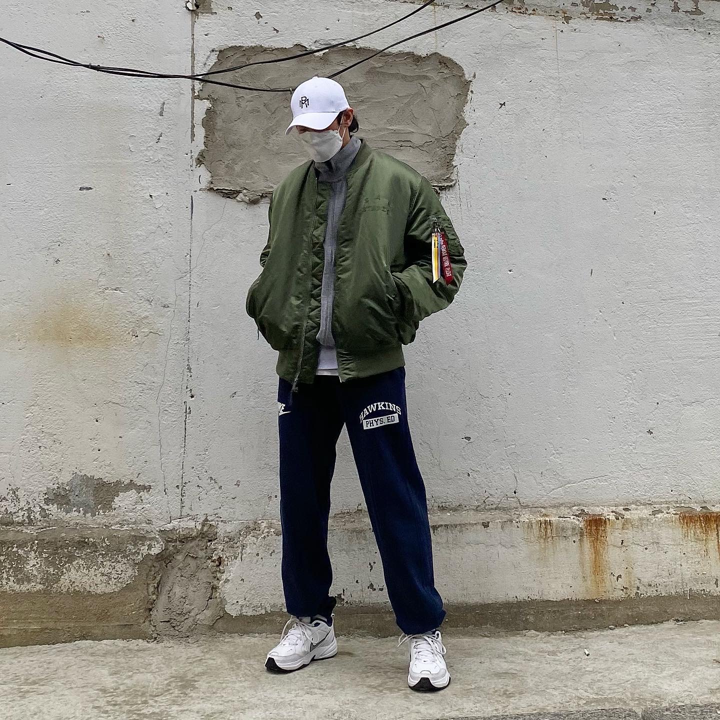 Nike Air Monarch IV White Navy, IAB Studio x Alpha Industries MA-1 Jacket Khaki 착용 스타일 - 1