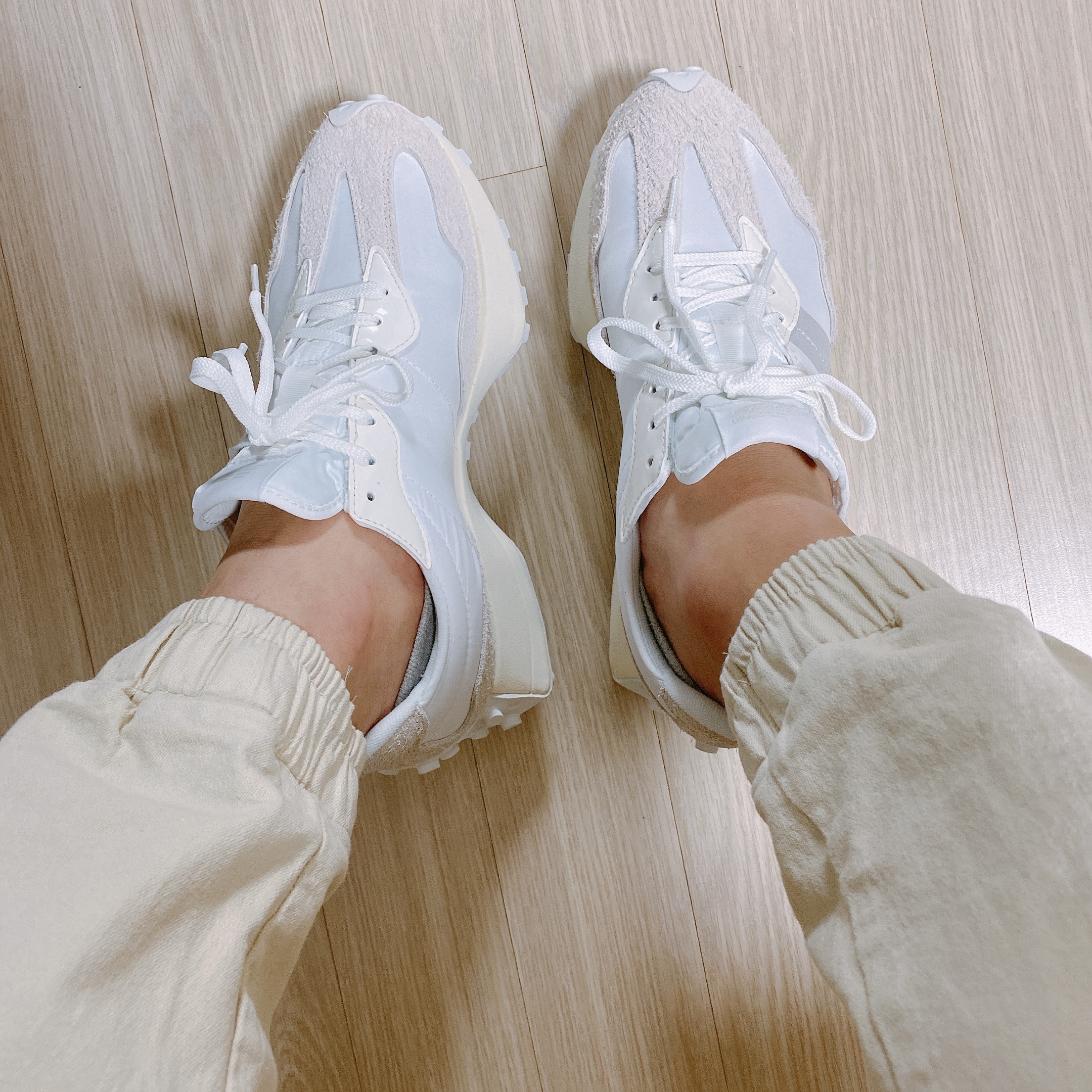 (W) New Balance 327 White Moonbeam 착용 스타일 - 2