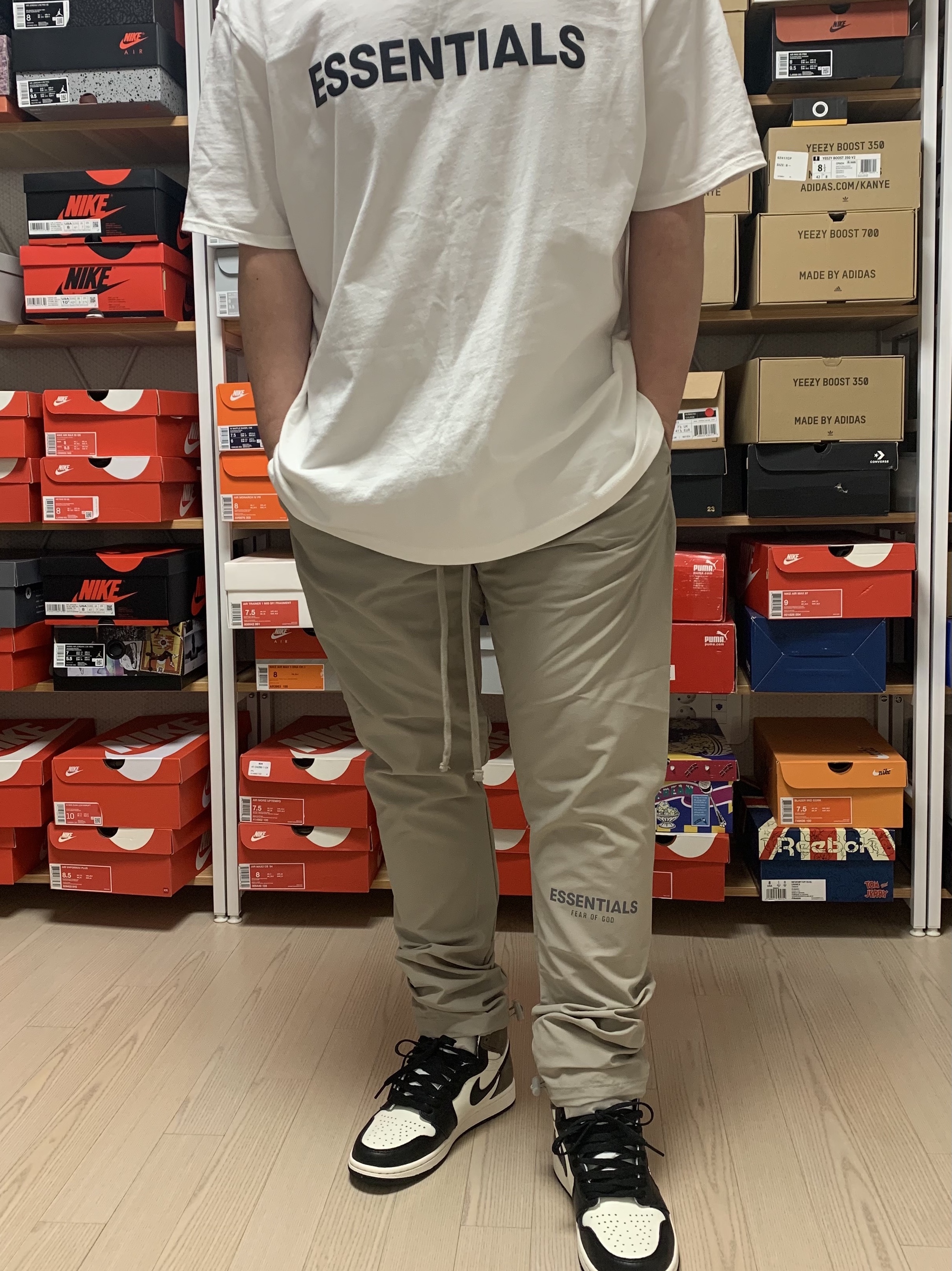 Jordan 1 Retro High OG Black Mocha, Essentials Track Pants Taupe - 20FW 착용 스타일