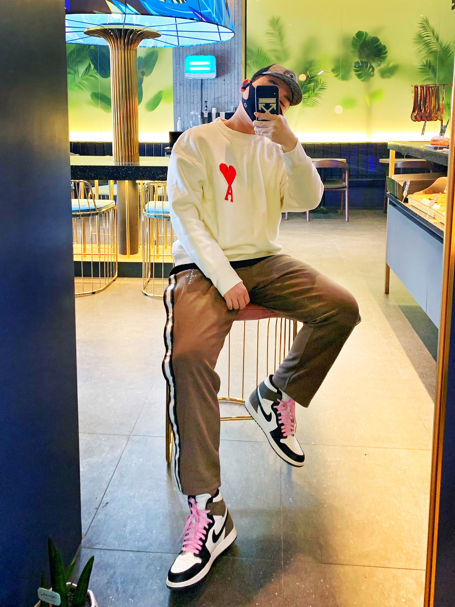 Jordan x Travis Scott MJ Track Pants, Jordan 1 Retro High OG Black Mocha 착용 스타일