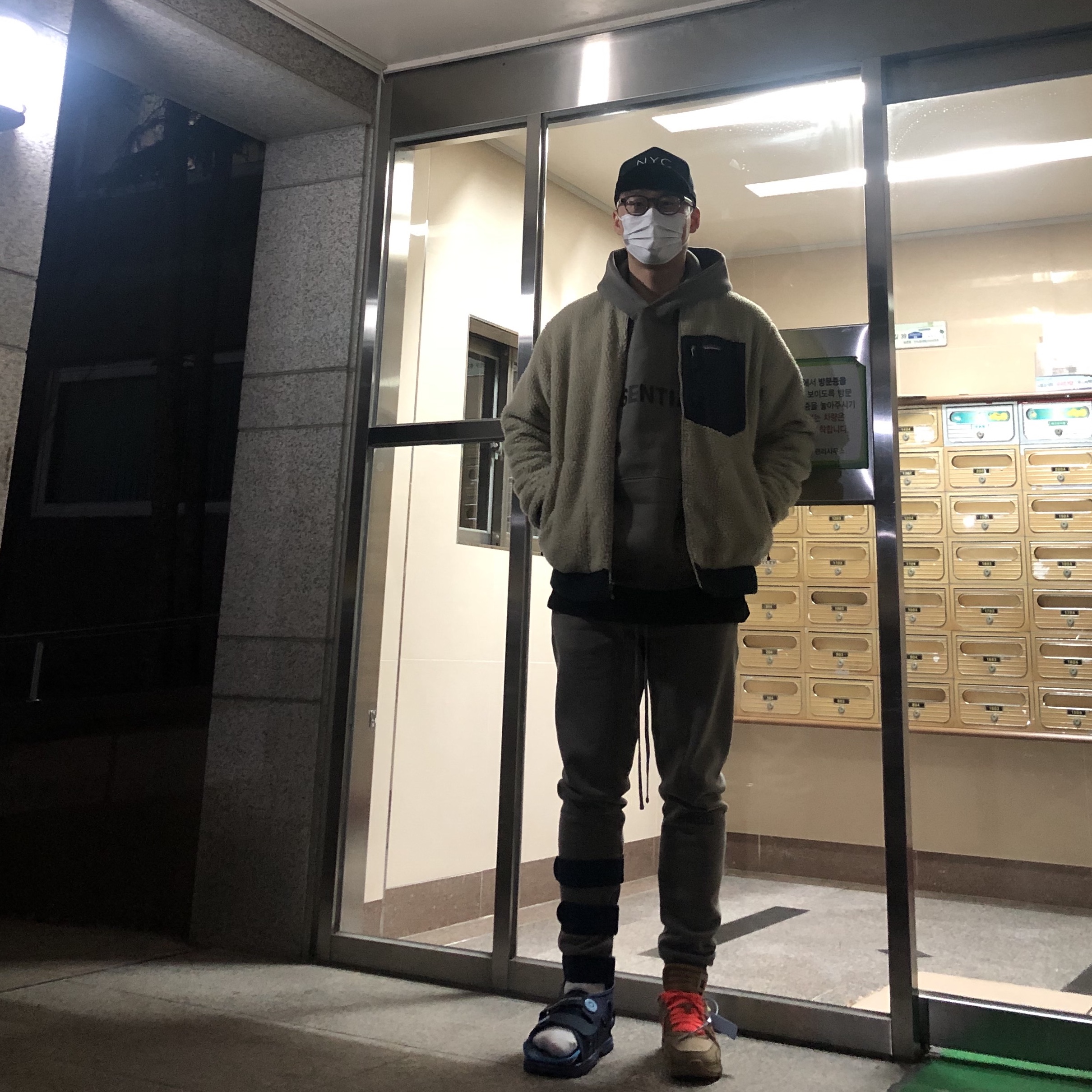 Nike x Off-White Air Max 90 V2 Desert Ore, Essentials Sweatpants Cement - 20FW 착용 스타일