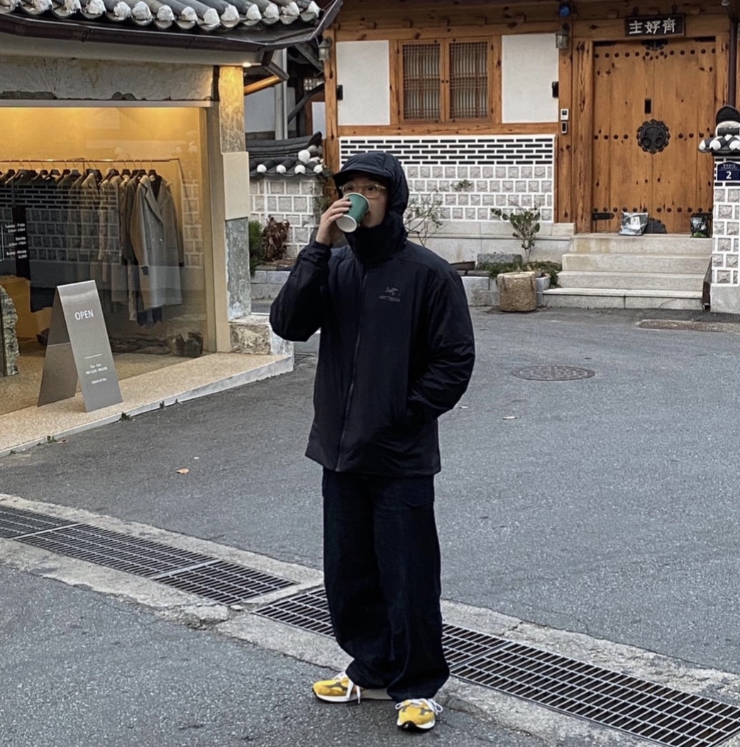 New Balance 992 Made in USA Gold Cream, Arc'teryx Atom LT Hoody Black 착용 스타일