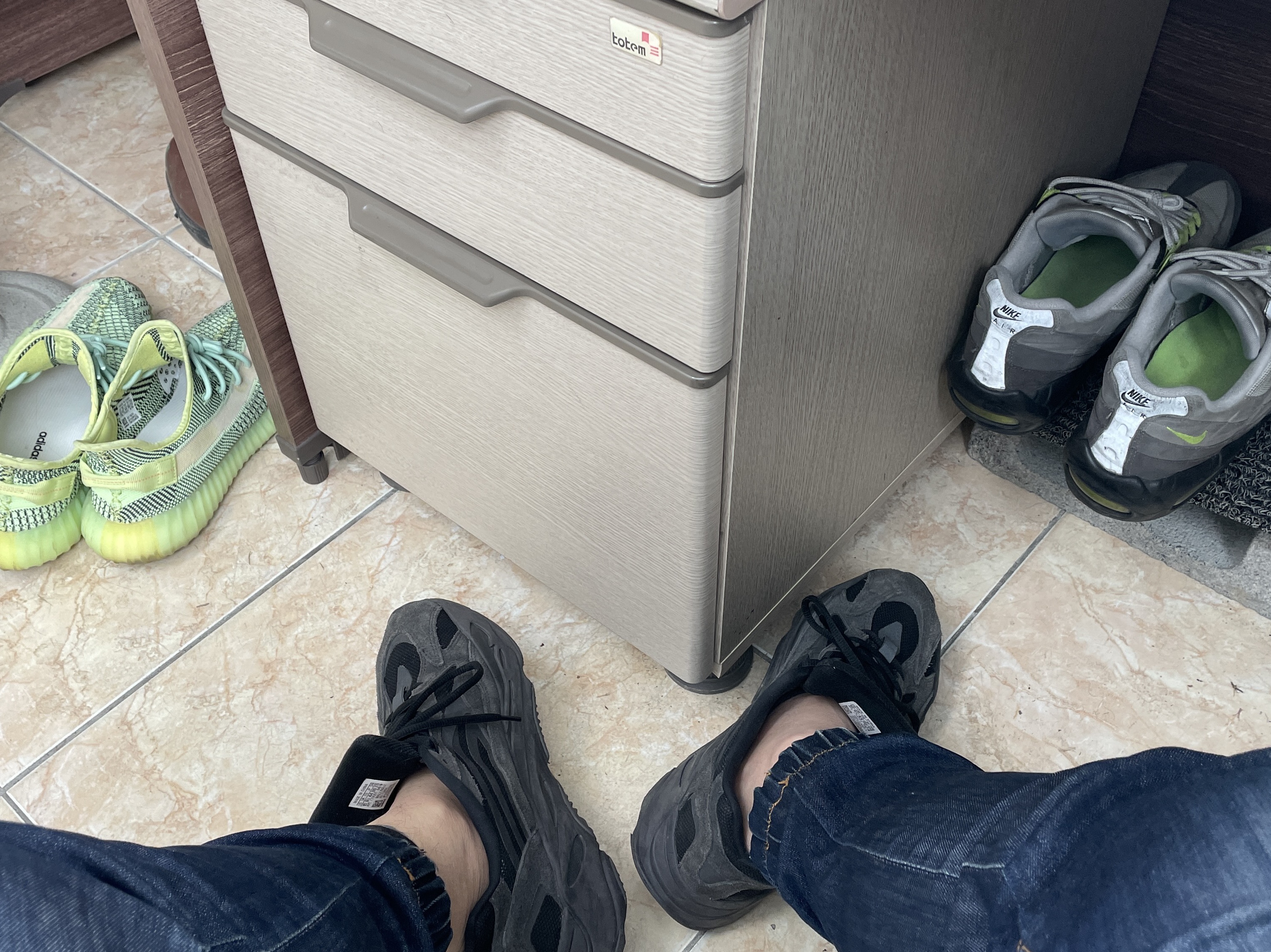 Adidas Yeezy Boost 350 V2 Yeezreel - Non-Reflective, Nike Air Max 95 OG Neon 2015 착용 스타일